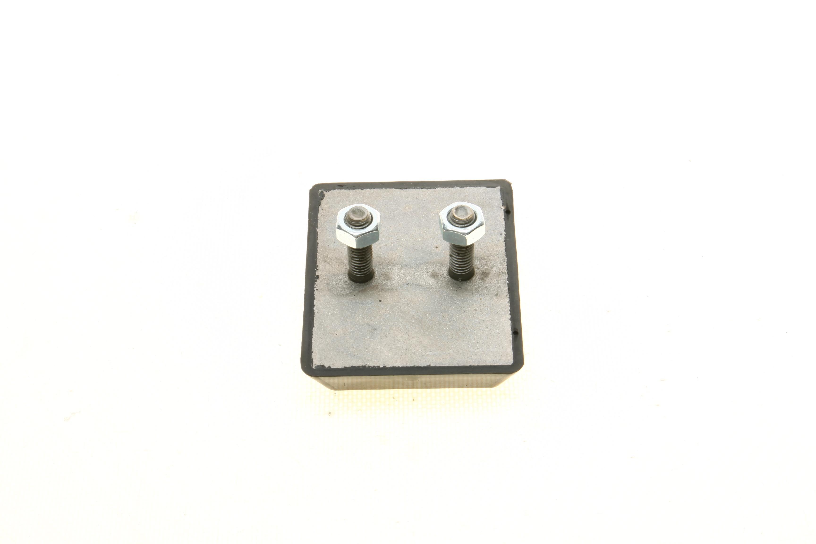 Подушка міжресорна MB 507-814 (з болтами) (болт h=30mm) (к-кт з гайками)