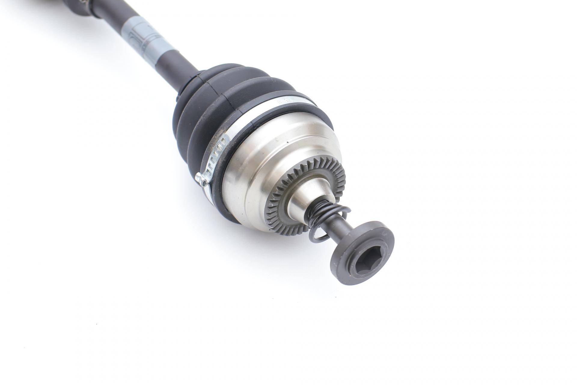 Піввісь (передня) (L) BMW 5 (F10/F11)/6 (F06/F12/F13) 10-18 (37z/27z/560mm) (-ABS)