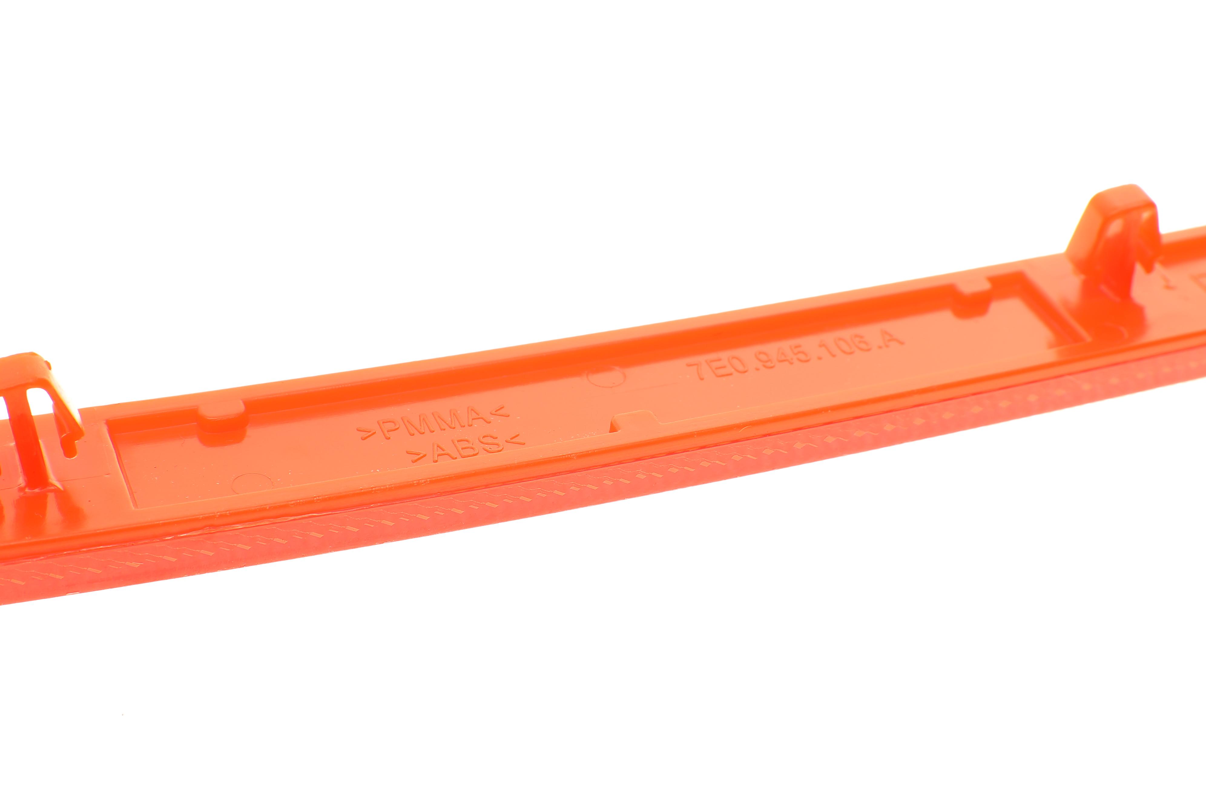 Світловідбивач бампера (заднього) VW T5/T6 09- (R)