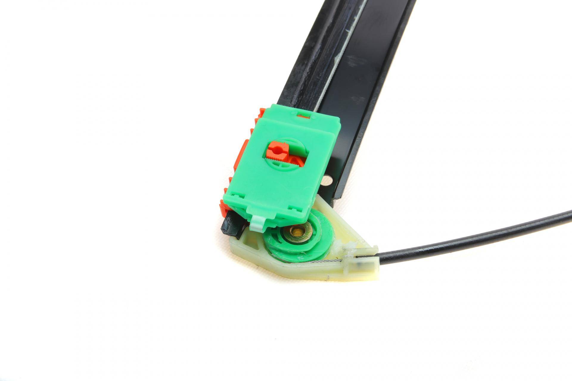 Склопідіймач (передній) Audi A6 97-05 (R) (електро) (без моторчика)