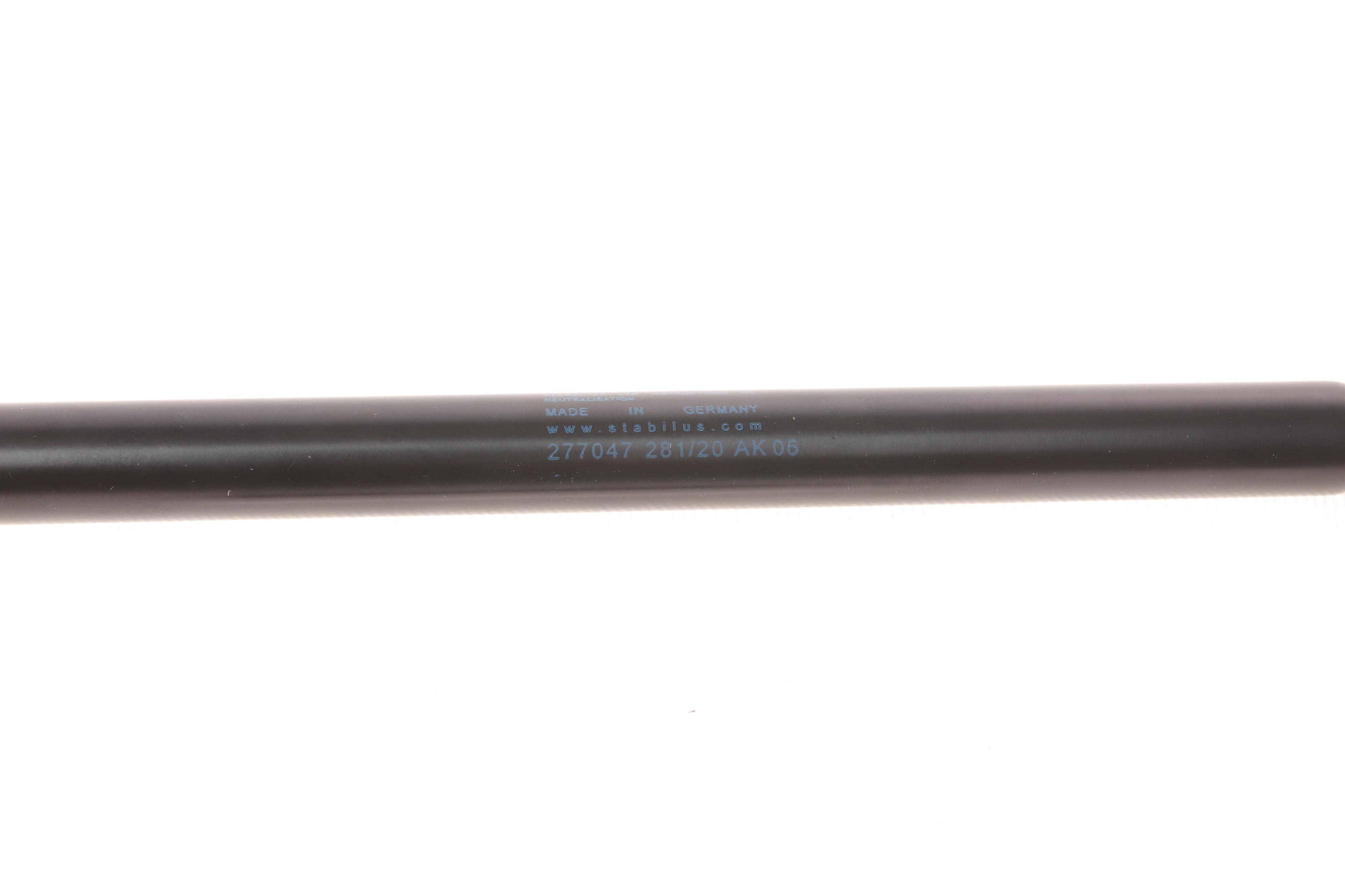 Амортизатор кришки багажника Toyota Camry 17-