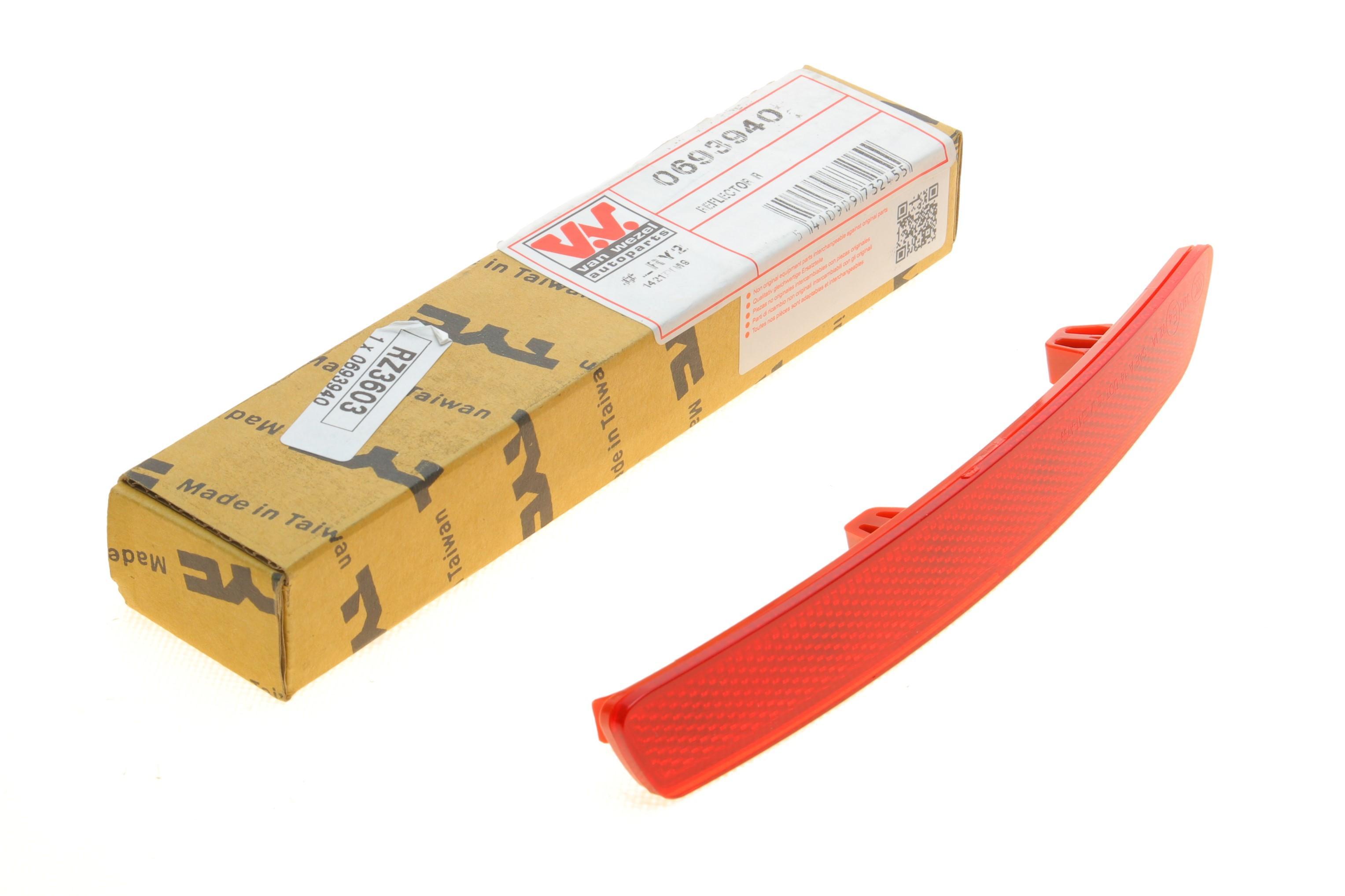 Світловідбивач бампера (заднього) BMW 3 (F30/F80) 14-19 (R)