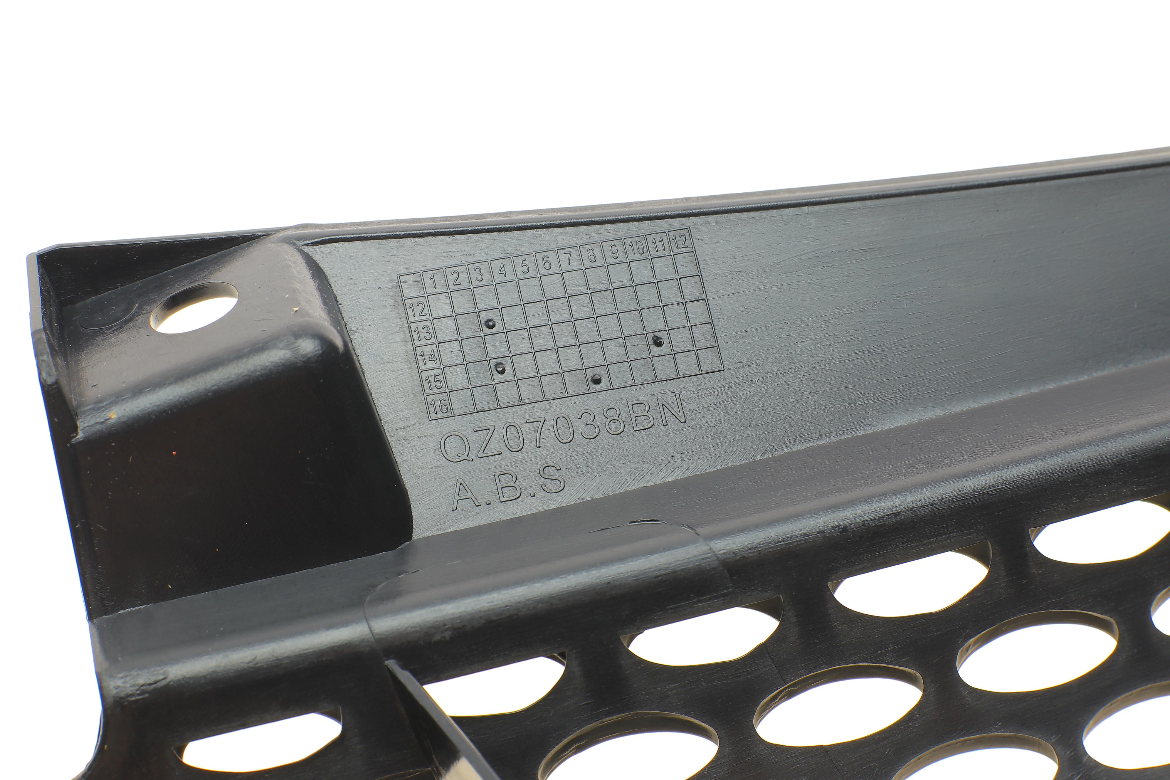 Решітка радіатора MB Vito (W639) 03- (8891)