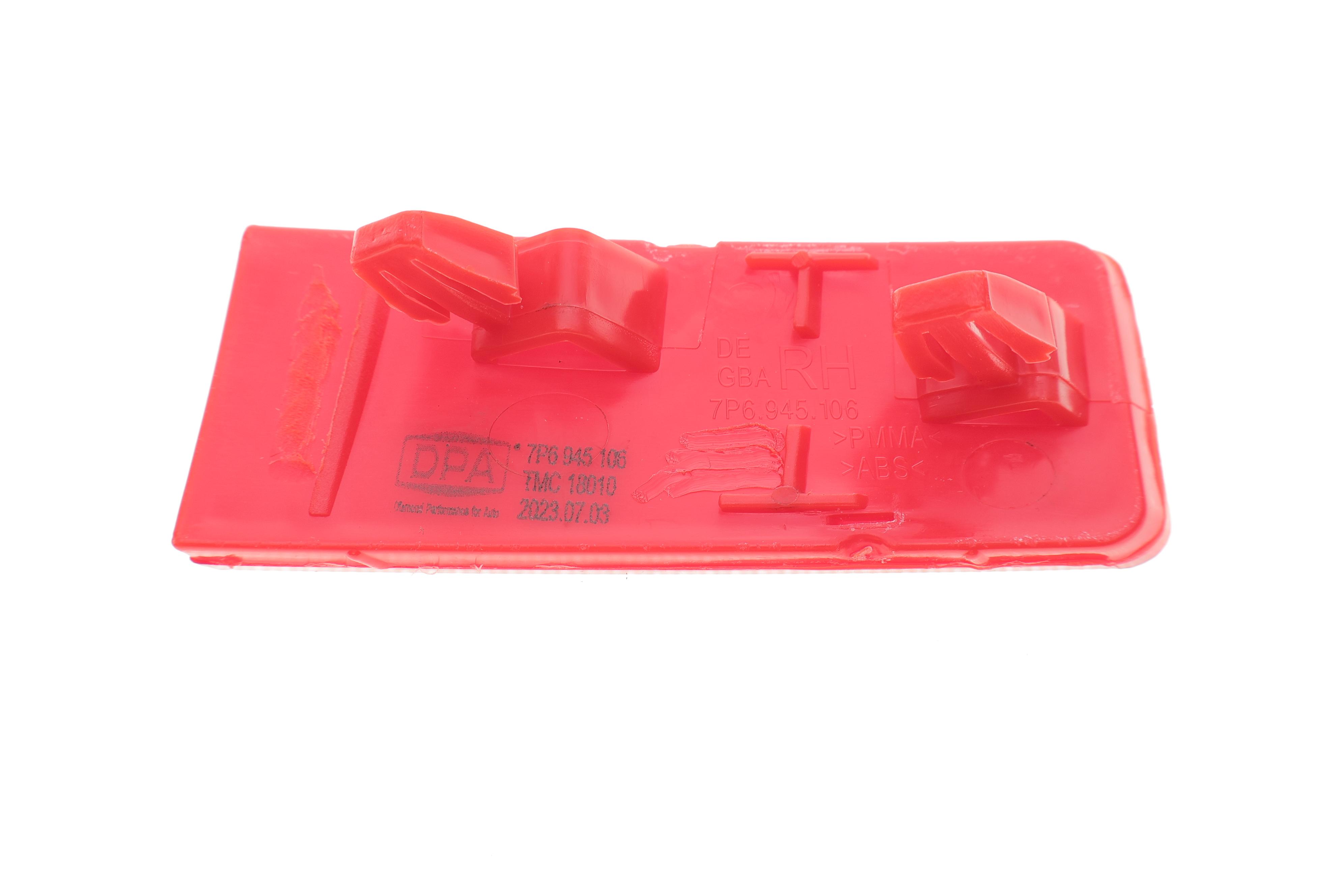 Світловідбивач бампера (заднього) VW Touareg 10-18 (R)