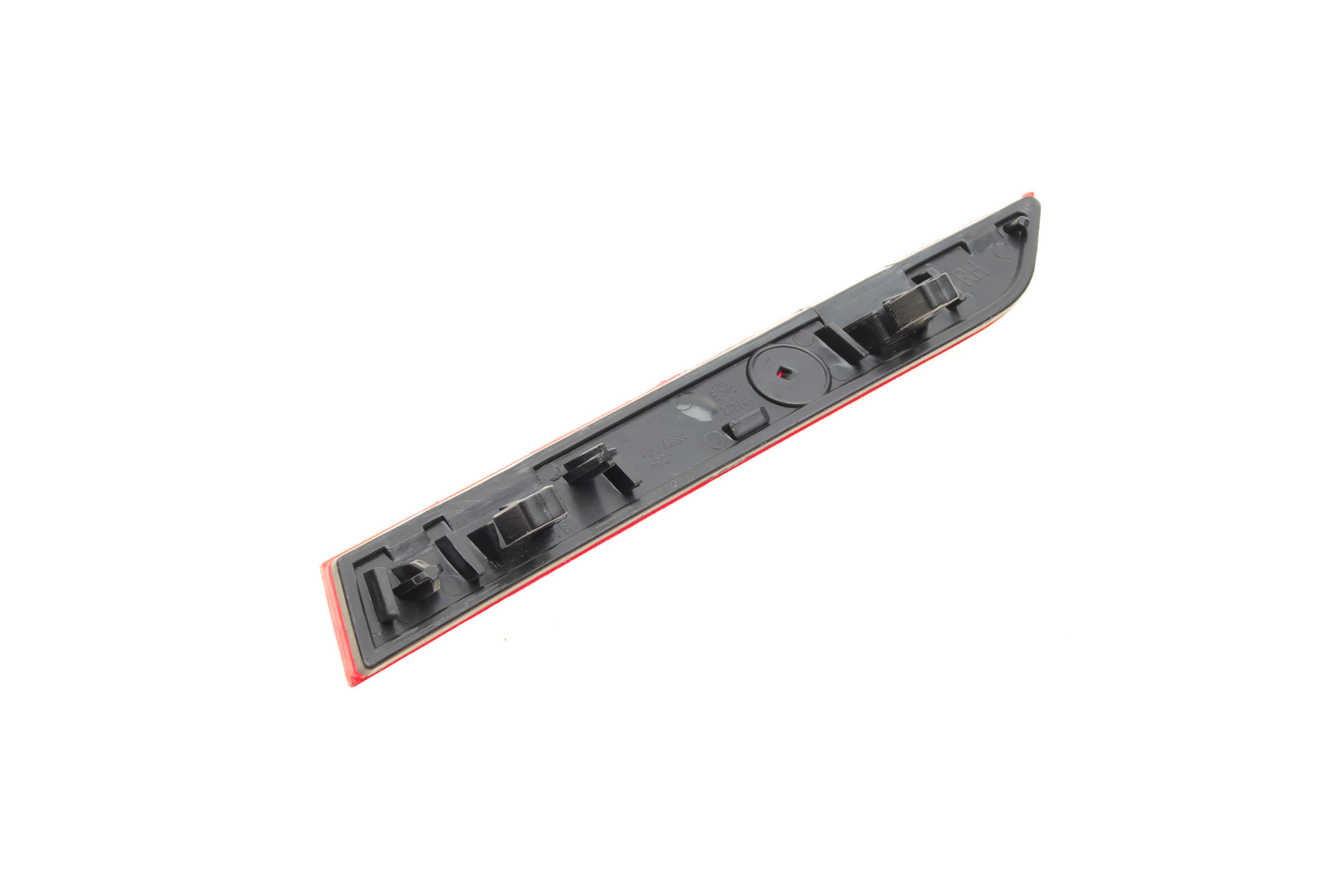 Світловідбивач бампера (заднього) VW Passat 14- (R)