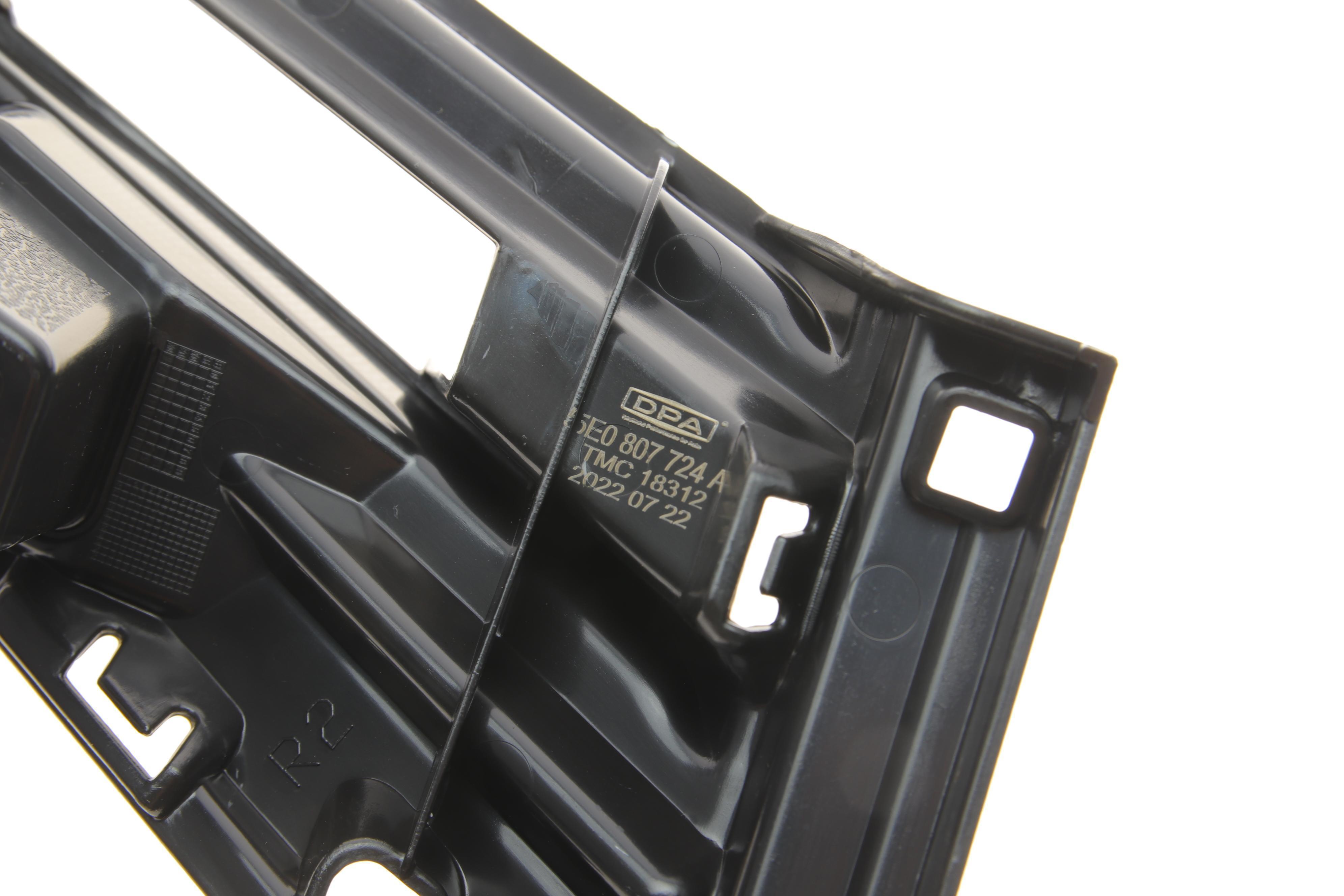 Кронштейн кріплення бампера (переднього/R) Skoda Octavia 18-