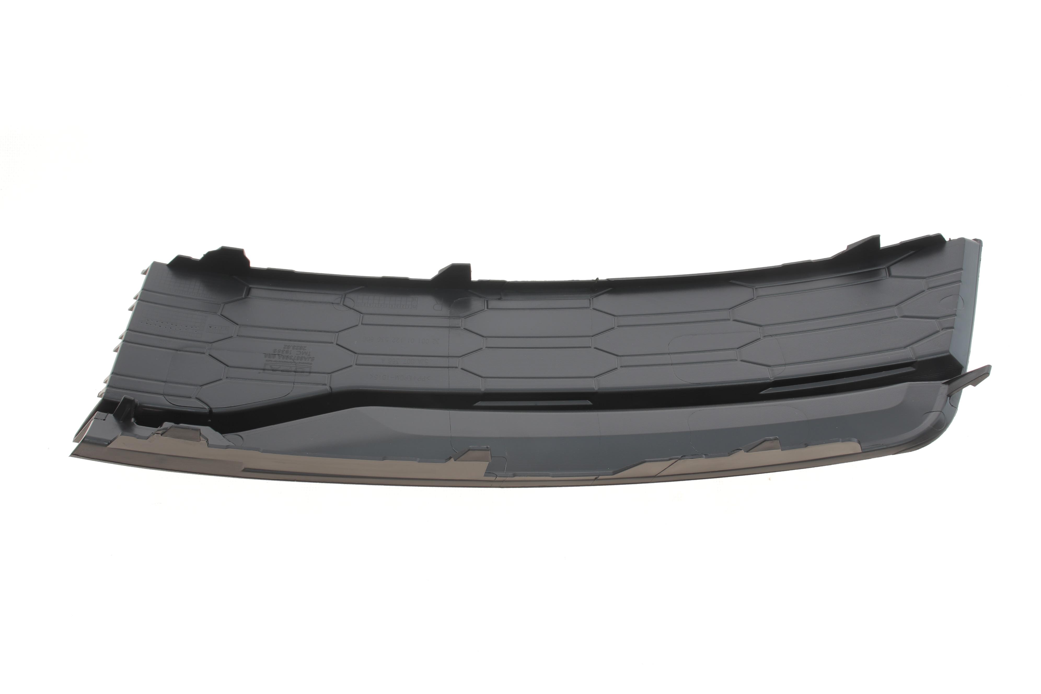 Вставка бампера (під протитуманку) VW Passat 15- (R)