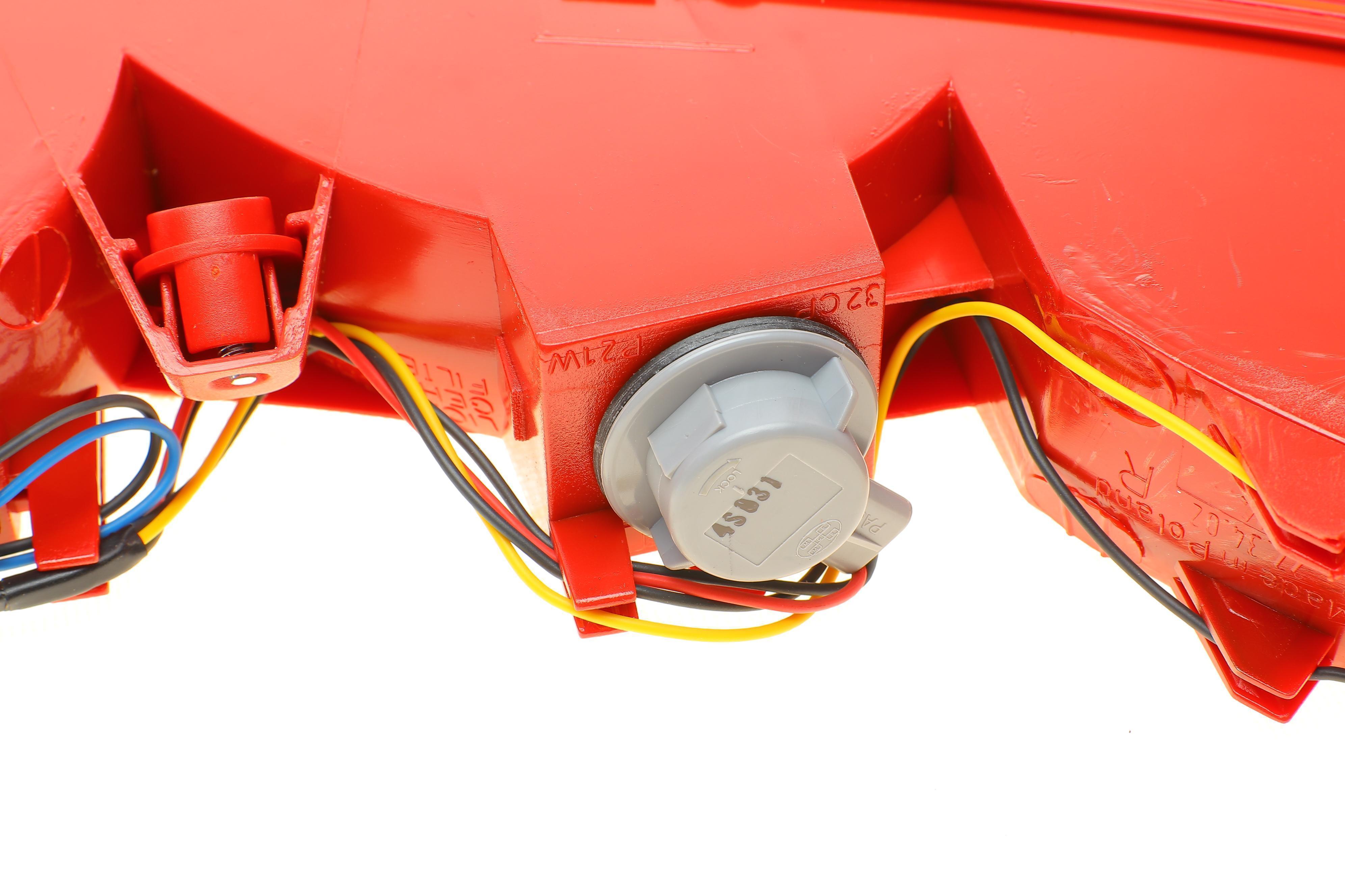 Ліхтар задній (в бампер) Audi Q7 06-15 (R) (LLF771)