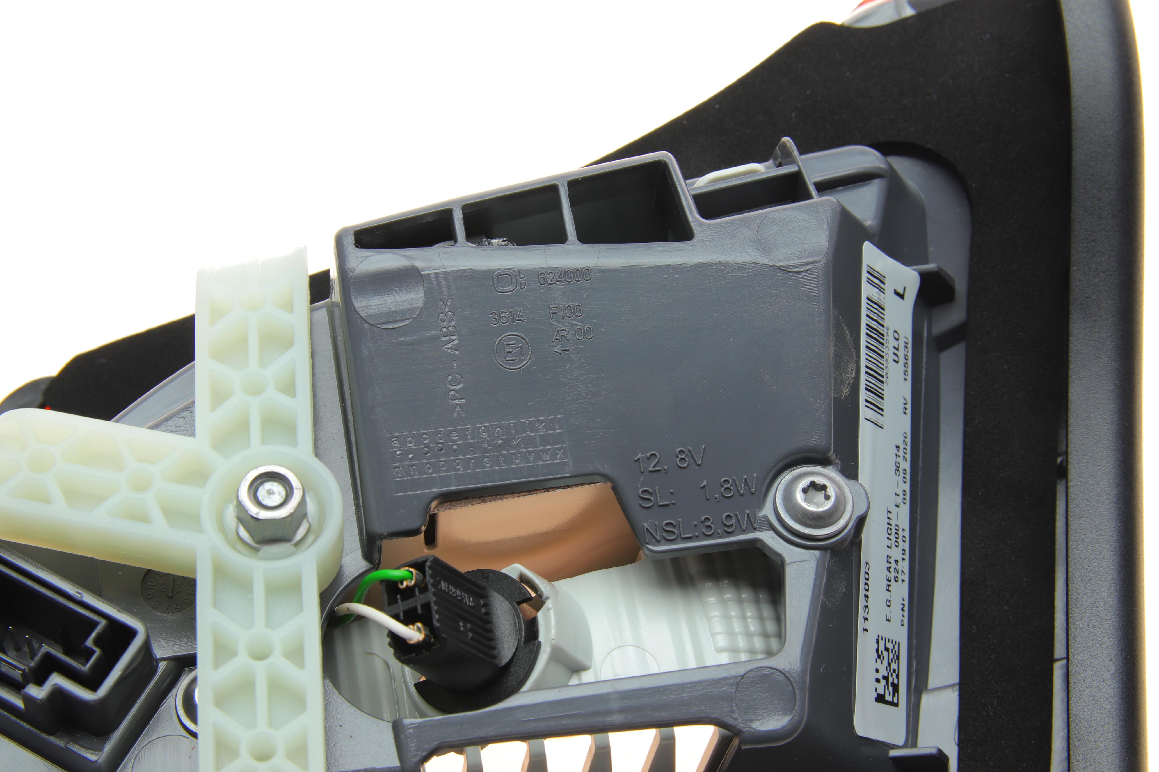 Ліхтар задній MB C-class (S205) 14- (L)