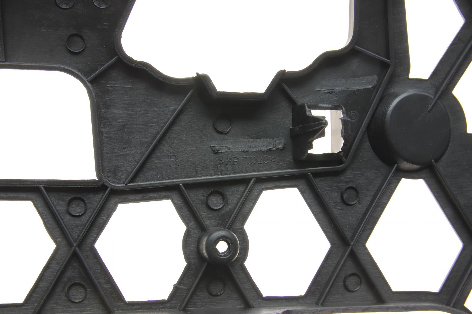 Кронштейн кріплення бампера (переднього/R) VW Passat 10-14