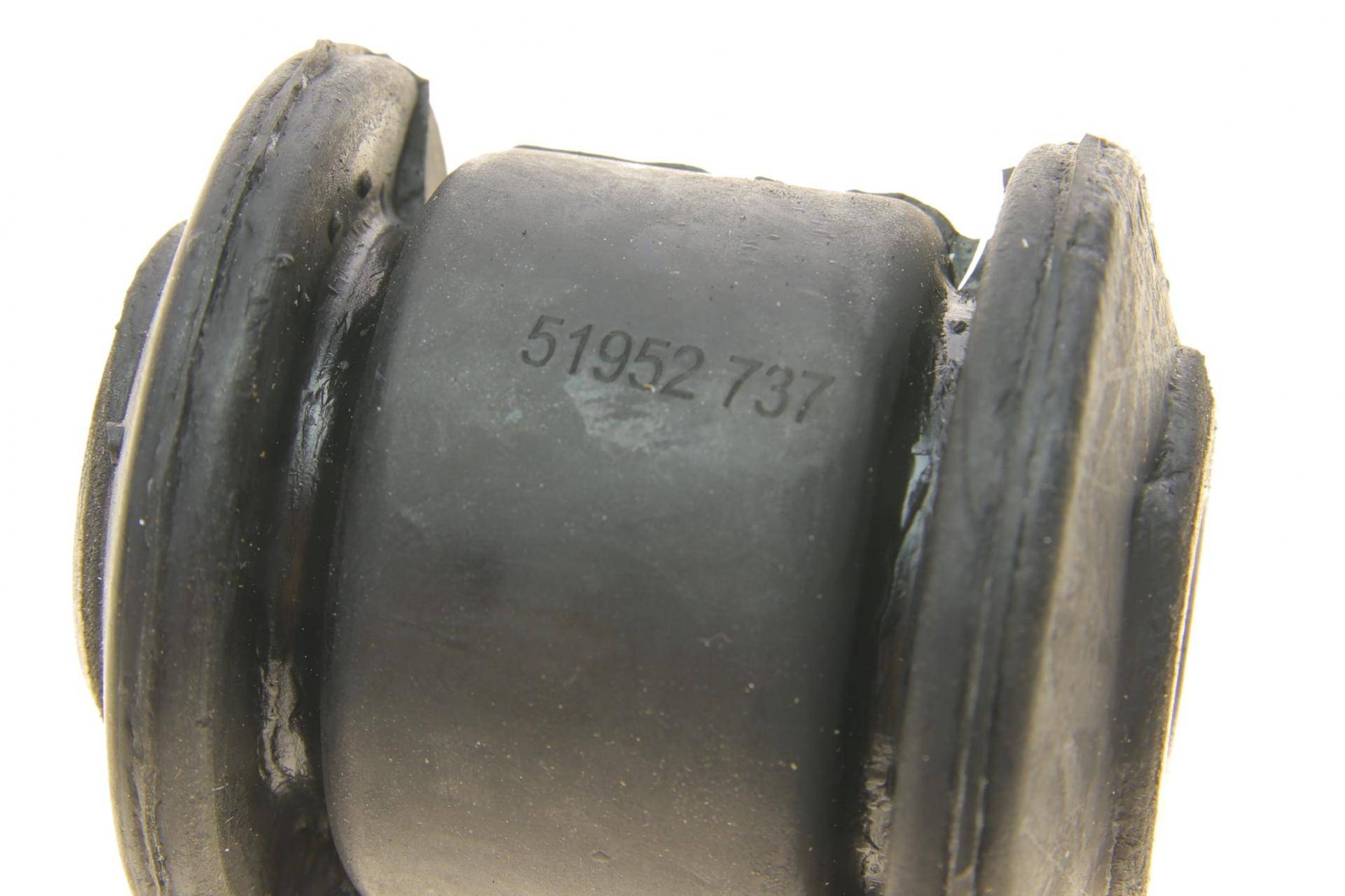 Сайлентблок важеля (переднього/знизу/спереду) VW Caddy III/IV -16