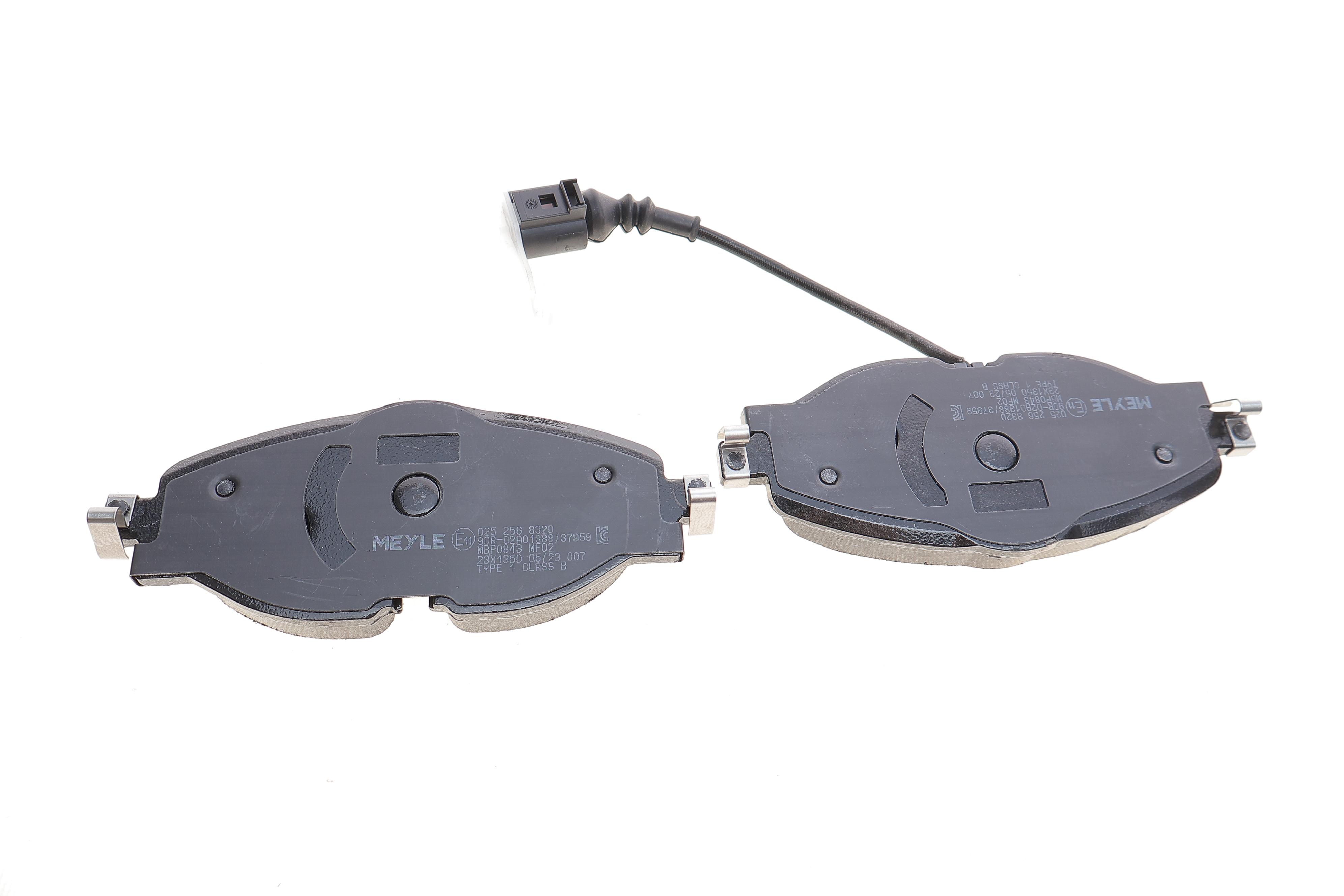 Колодки гальмівні (передні) VW Caddy IV/Golf VII/Passat B8/Skoda Octavia/Seat Leon 12- (з датчиком)