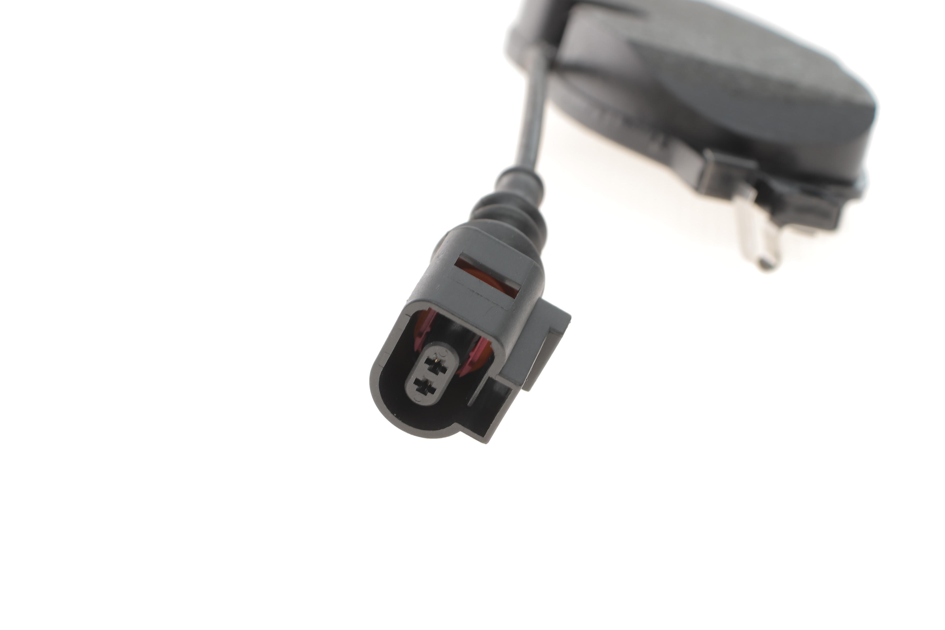 Колодки гальмівні (передні) Audi A3/Q2/Q3/Seat/Skoda Octavia/Kodiaq/VW Golf/Passat B8 12- (+датчик)