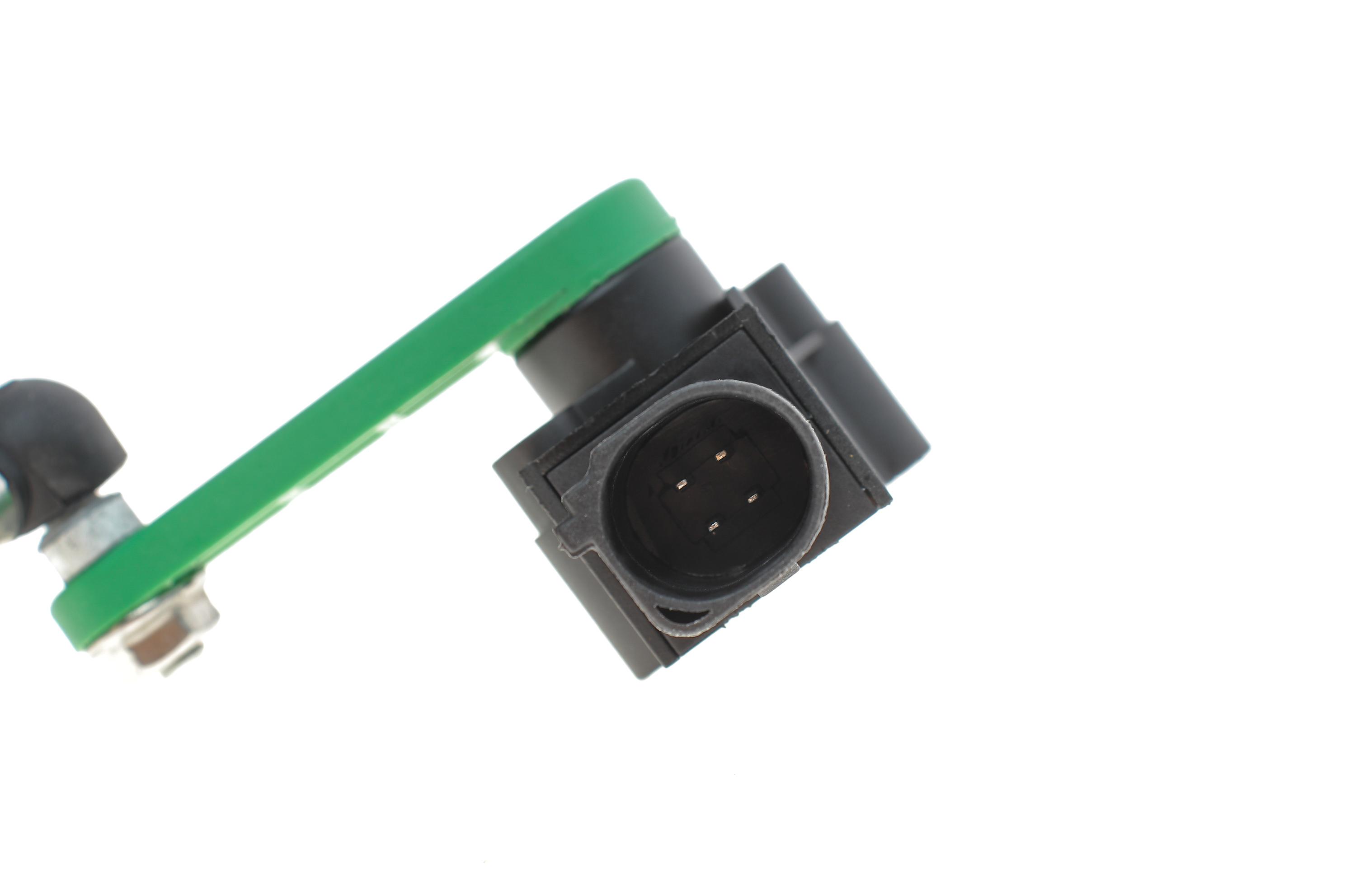 Датчик регулювання кута нахилу фар (задній) VW Touareg 10-18/Audi Q7 06-15