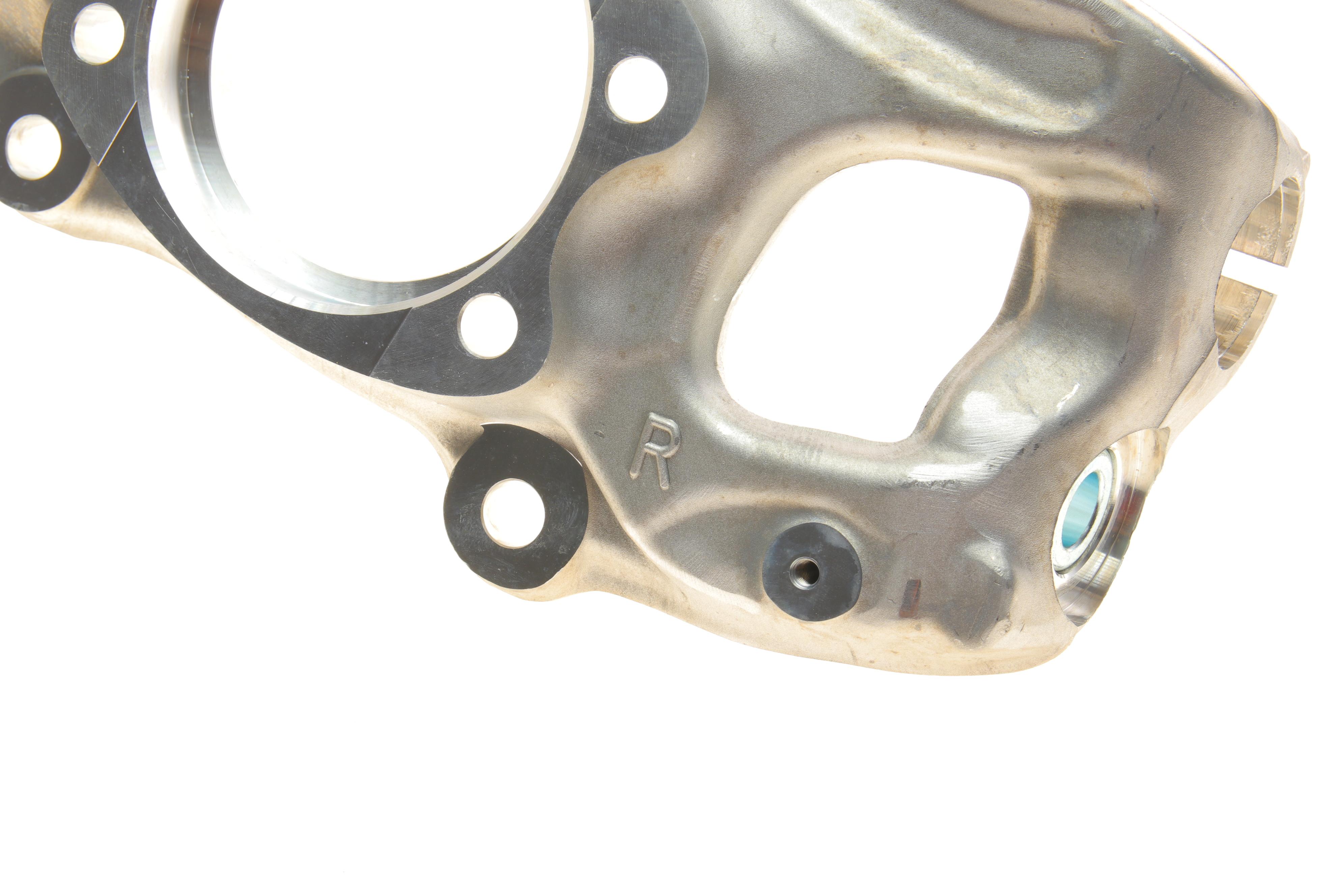 Кулак поворотний (цапфа) Audi A4/Q5 2.0/3.0 TDI 08-17 (R) (передня)