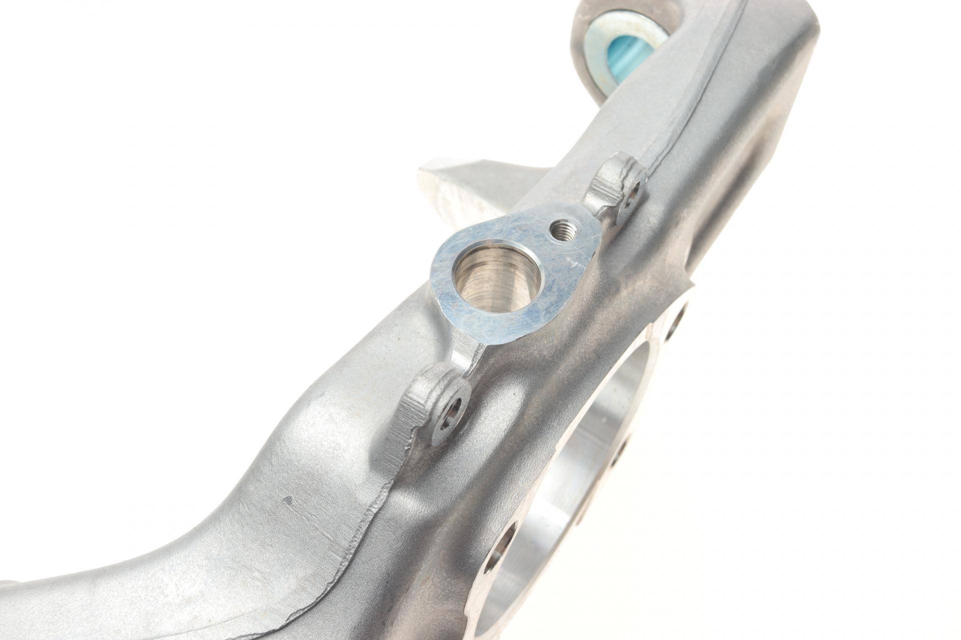 Кулак поворотний (цапфа) Audi A4 00-08 (R) (передня)