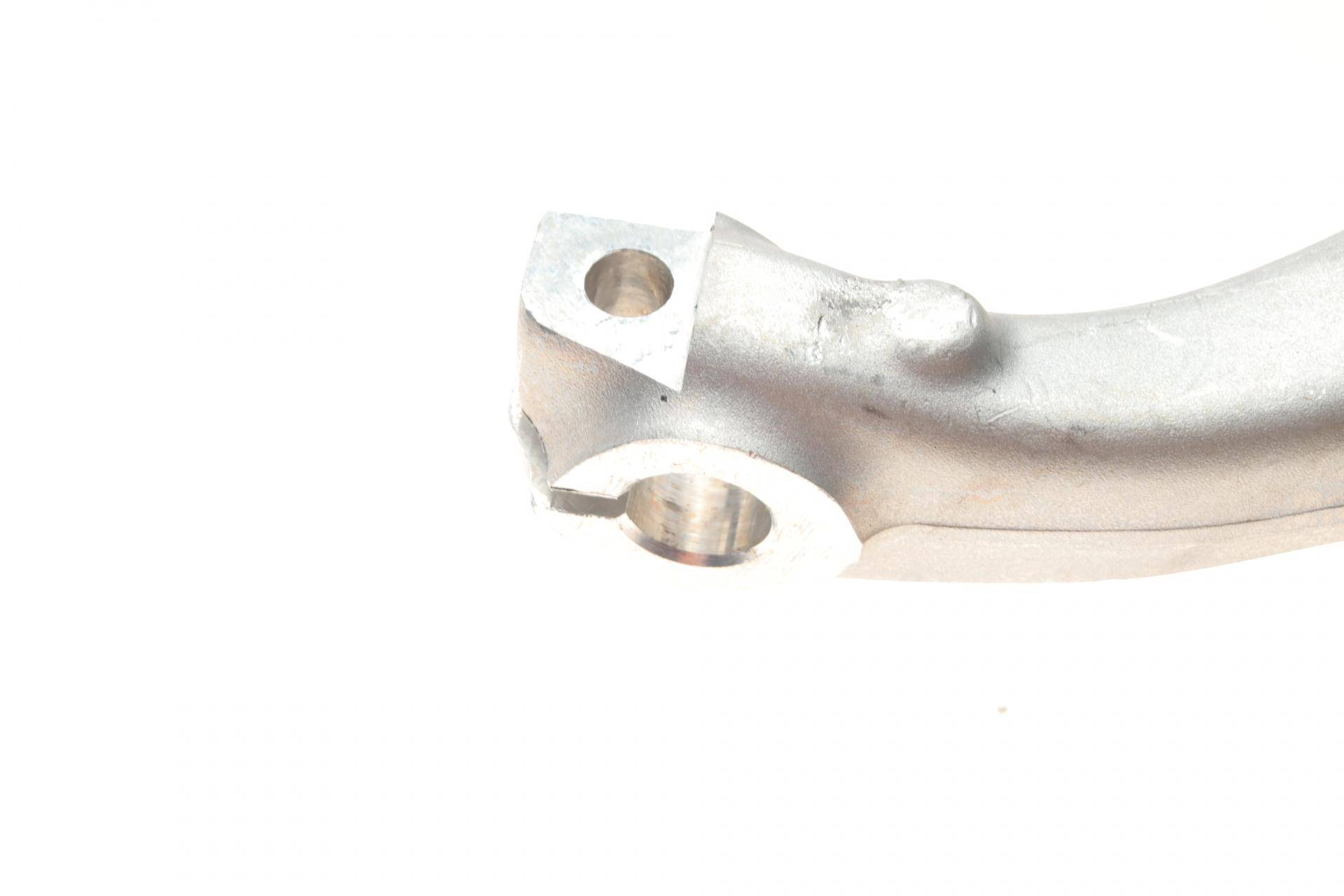 Кулак поворотний (цапфа) Audi A4 00-08 (R) (передня)