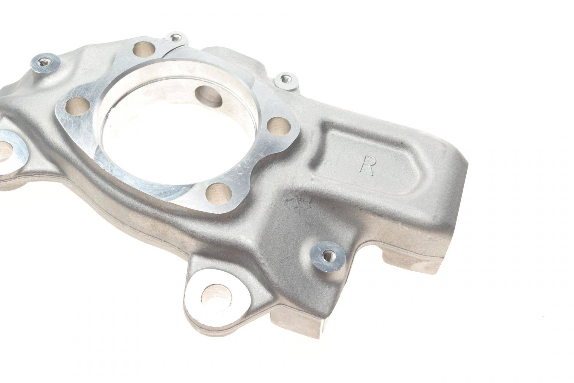 Кулак поворотний (цапфа) Audi A4 00-08 (R) (передня)