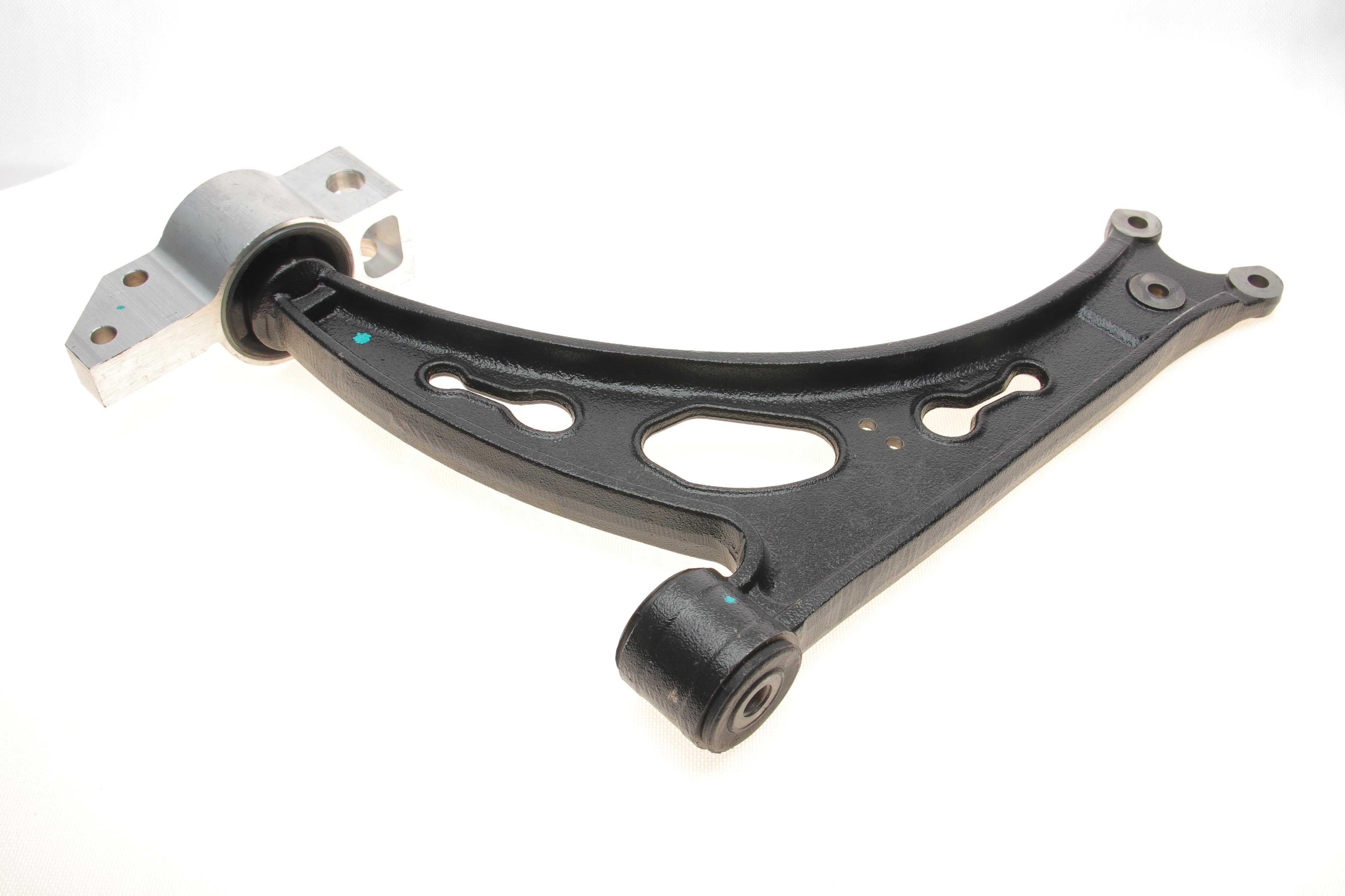 Важіль підвіски (передній/знизу) (R) Audi A3/Skoda Octavia/SuperB/VW Caddy III/Golf V/VI 03-