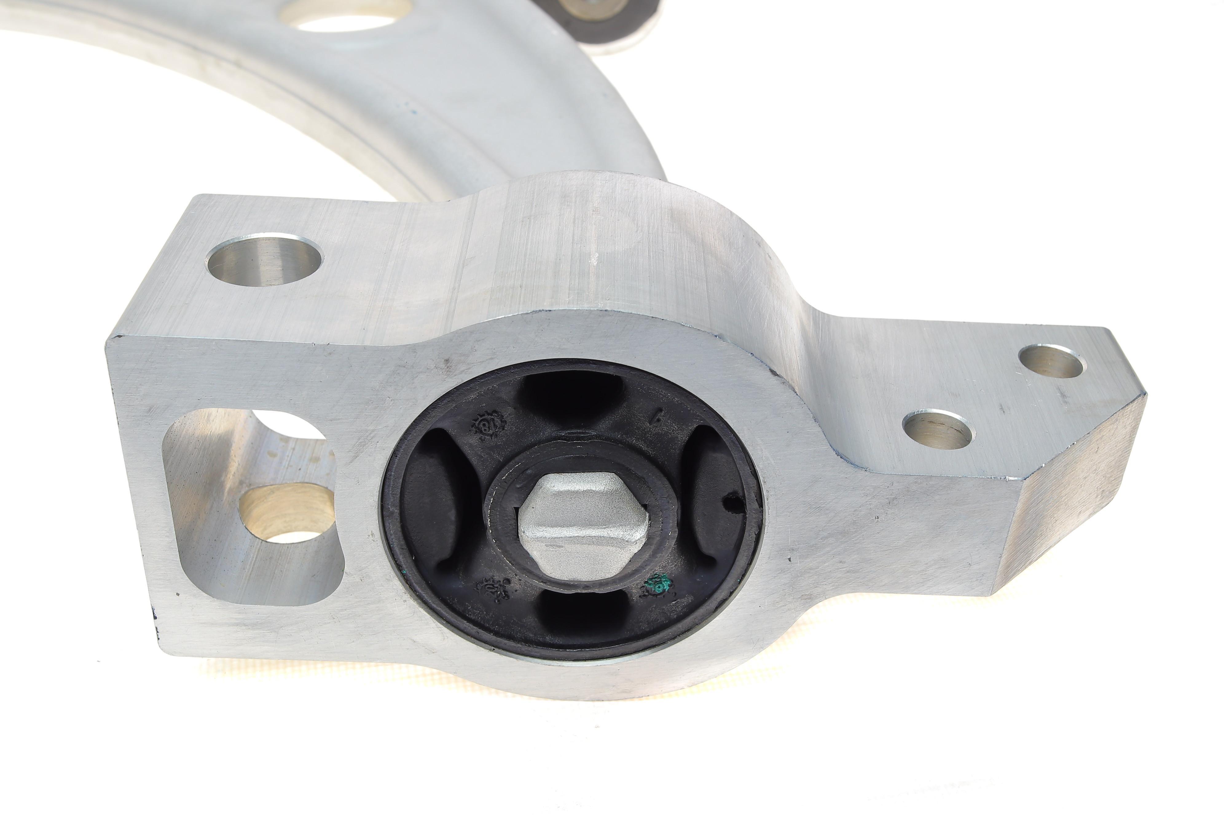 Важіль підвіски (передній/знизу) (L) VW Passat 05-15 (з кульовою) (Алюміній)