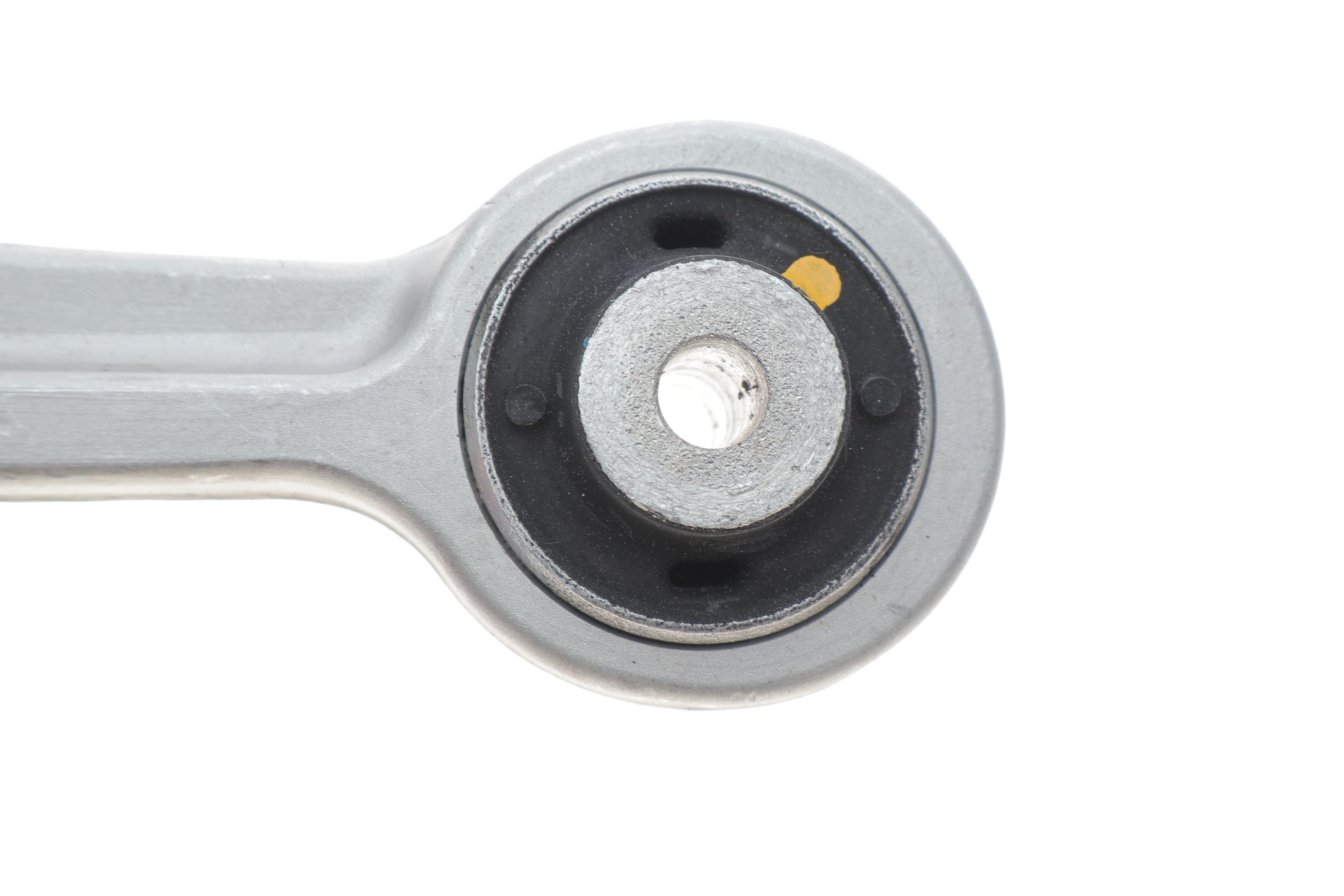 Важіль підвіски (передній/зверху/ззаду) (R) Audi A4/A5/Q5 08-