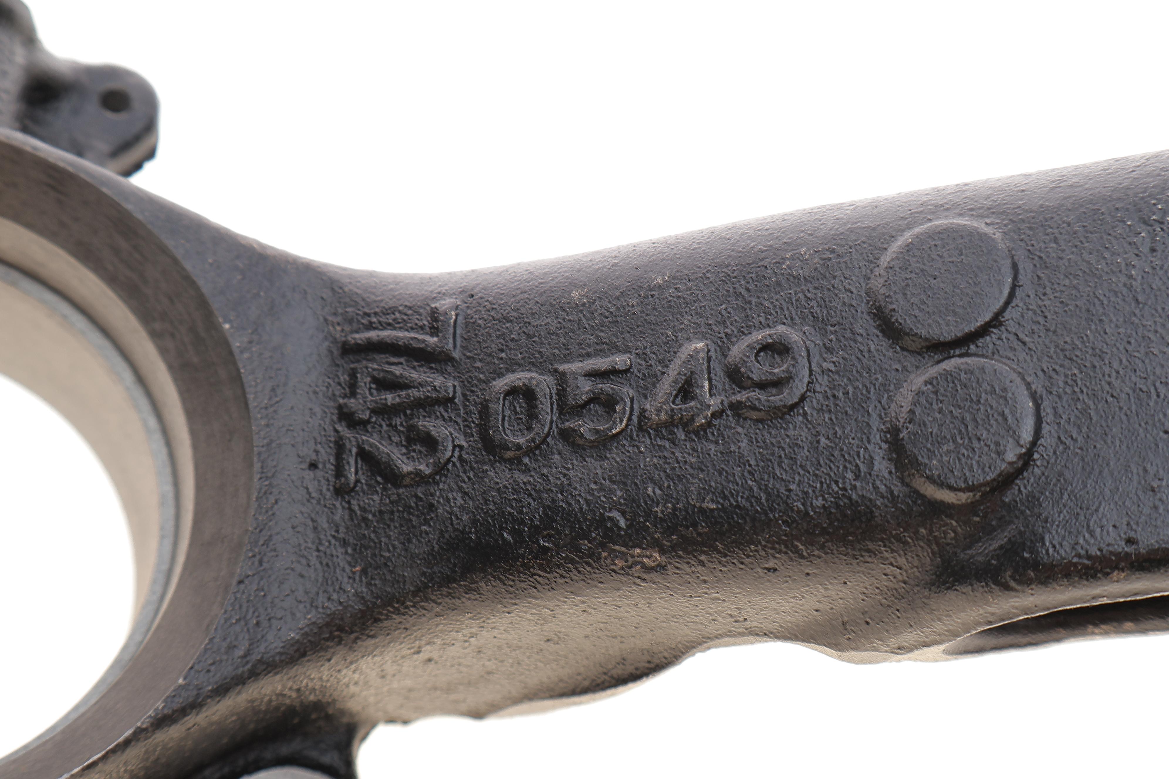 Кулак поворотний (цапфа) (передня/R) VW Passat B5 1.9 TDI/2.3 VR5/2.5 TDI/2.8 V6 96-05