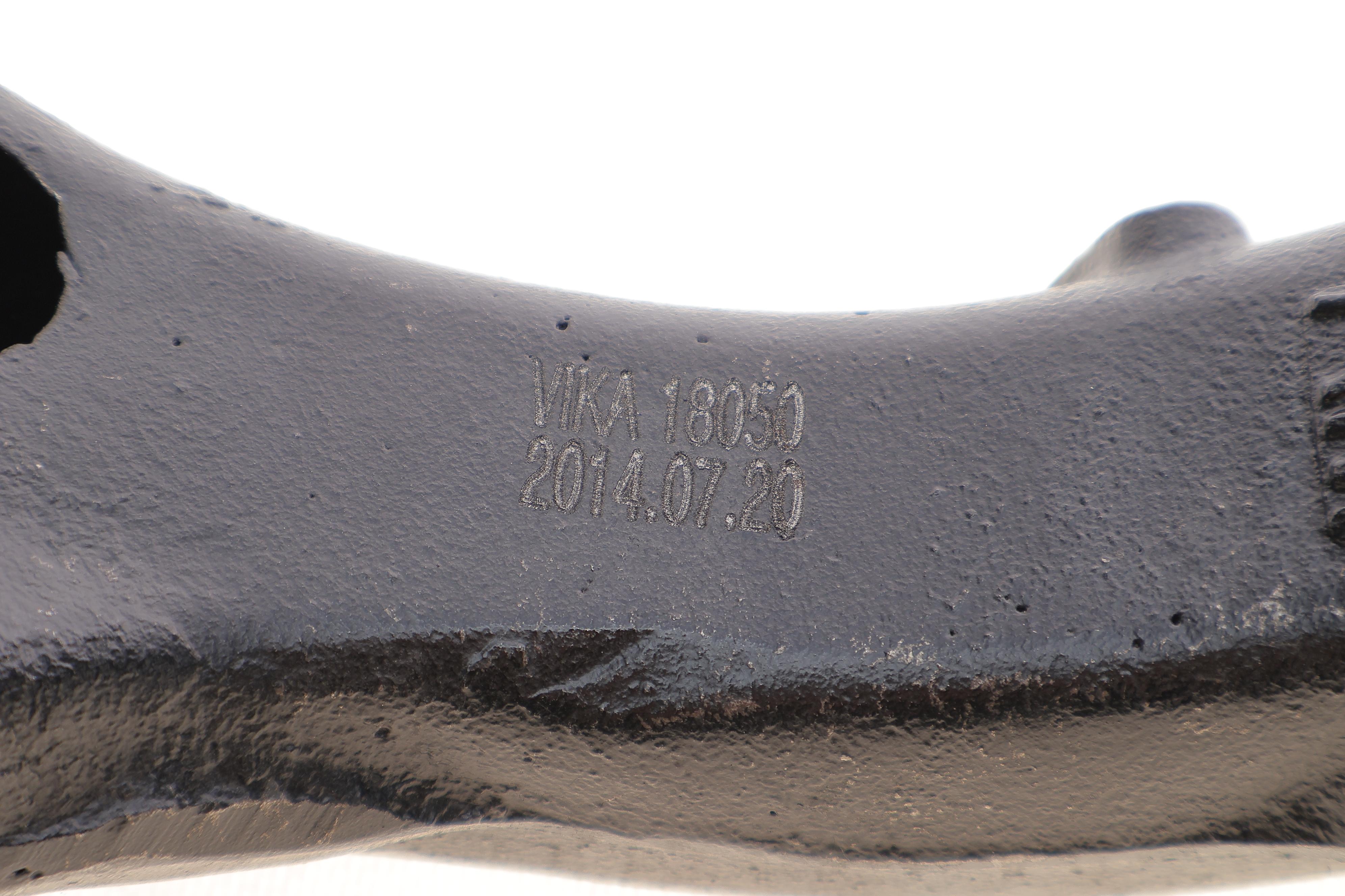 Кулак поворотний (цапфа) (передня/R) VW Passat B5 1.9 TDI/2.3 VR5/2.5 TDI/2.8 V6 96-05