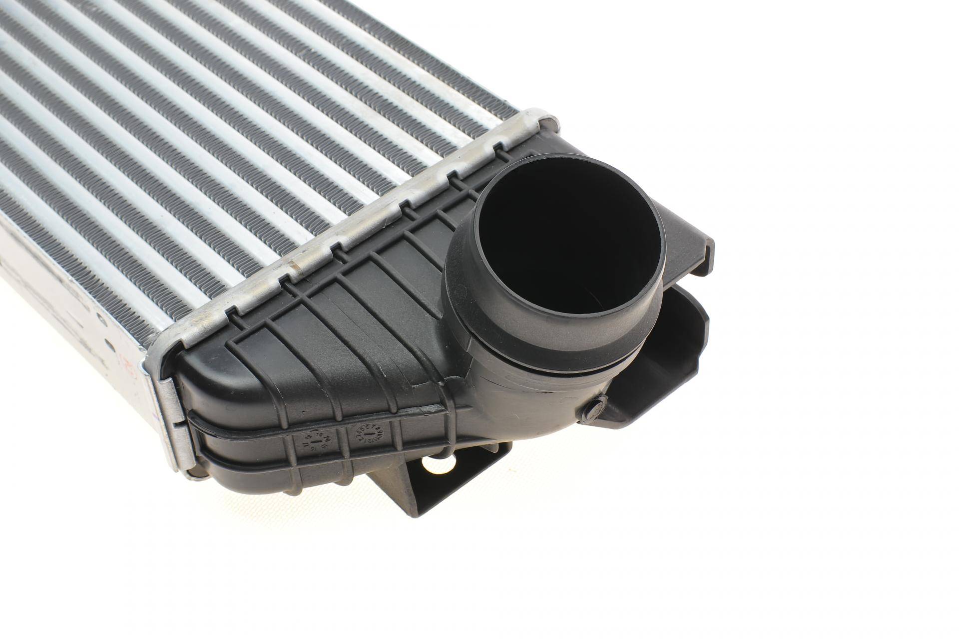 Радіатор інтеркулера Renault Master 2.3dCi 10-