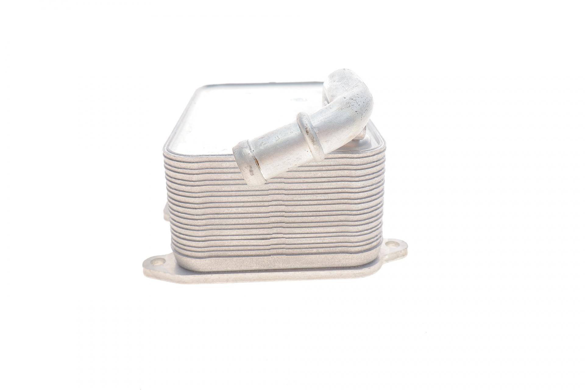 Радіатор масляний Audi A4/A6/Q7/VW Touareg/Porsche Cayenne/Panamera 3.0TDI 07- (теплообмінник)