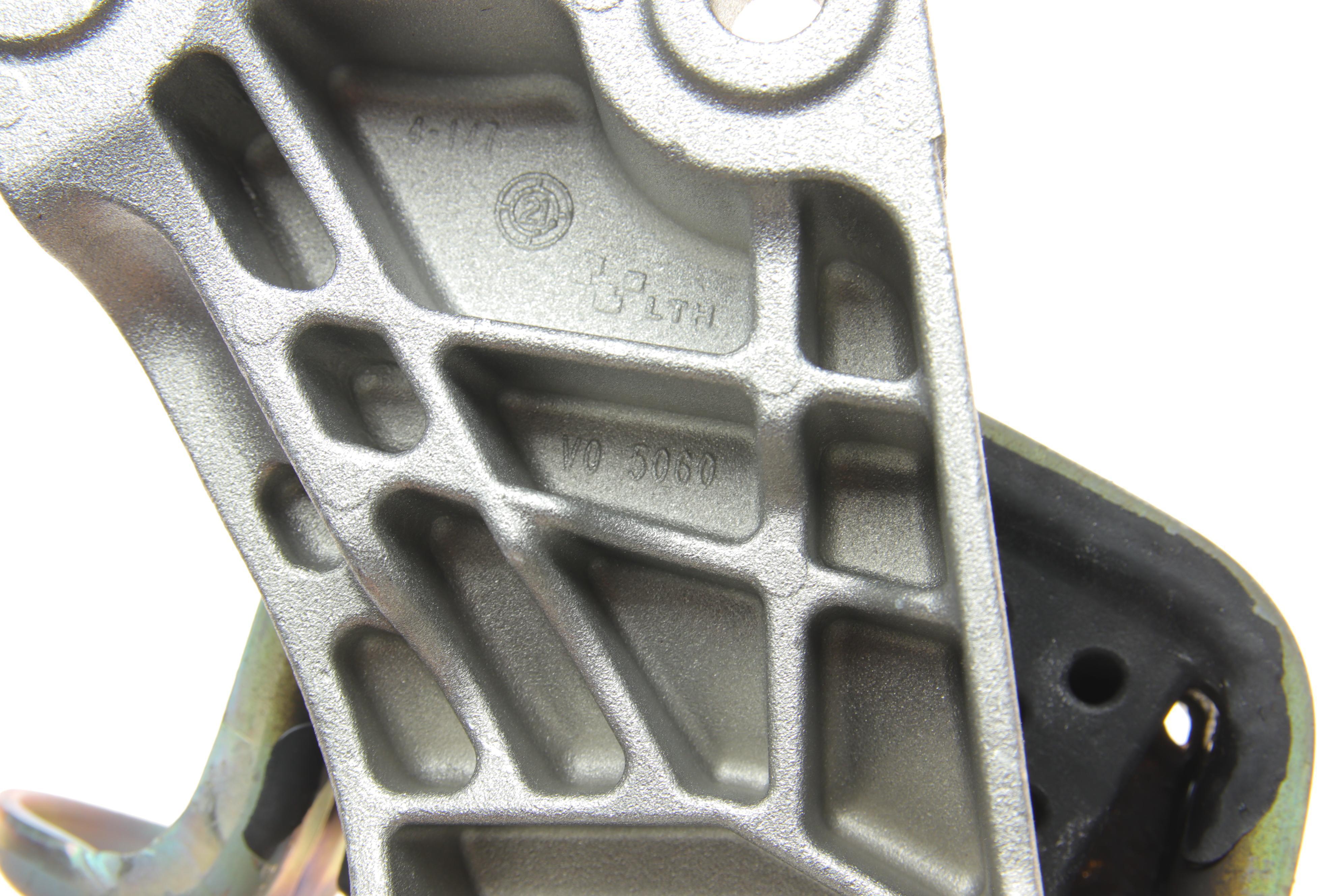 Подушка КПП VW T5 1.9/2.0TDI 03- (L)