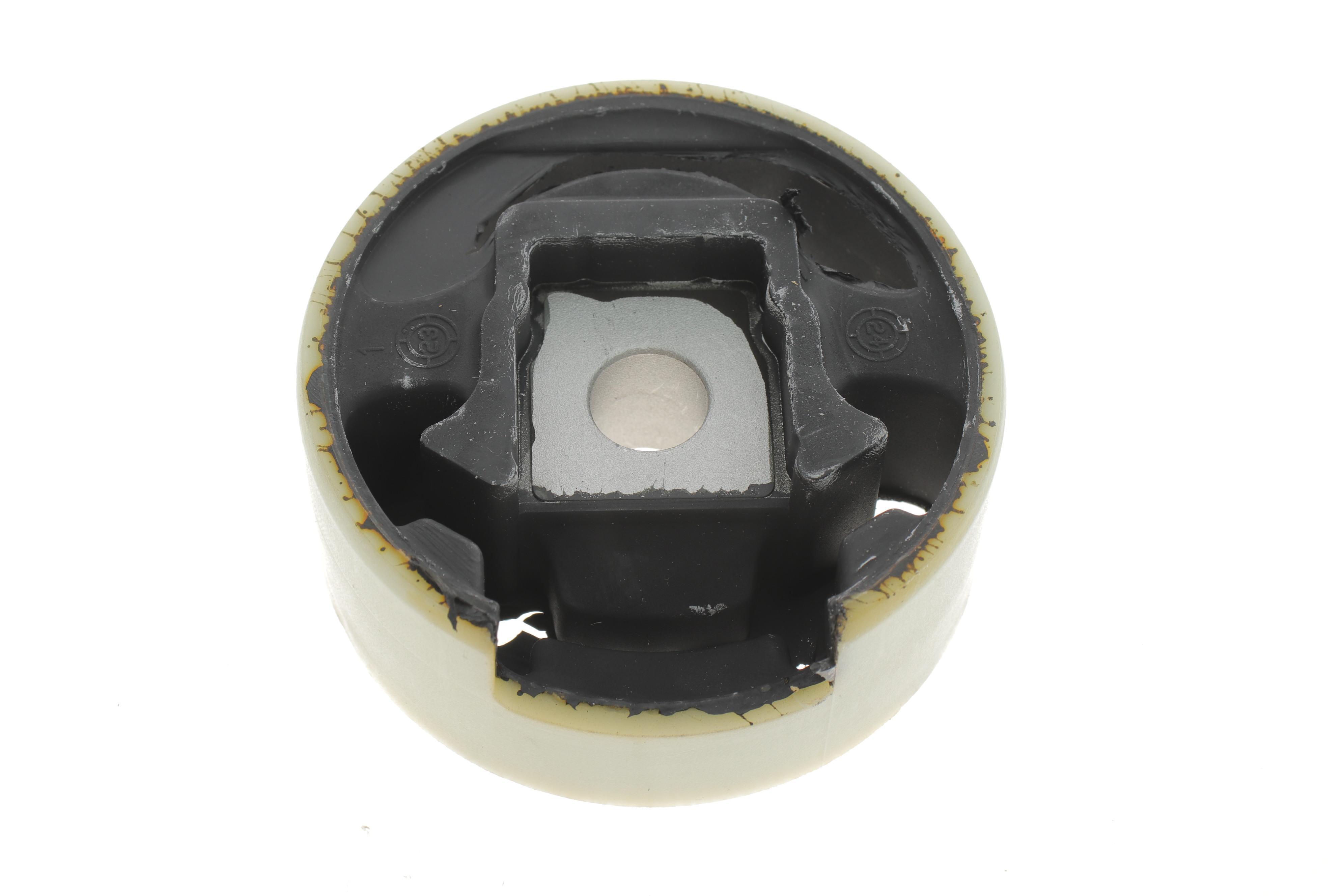 Подушка двигуна (нижня) VW Passat 1.8-3.2 05-10