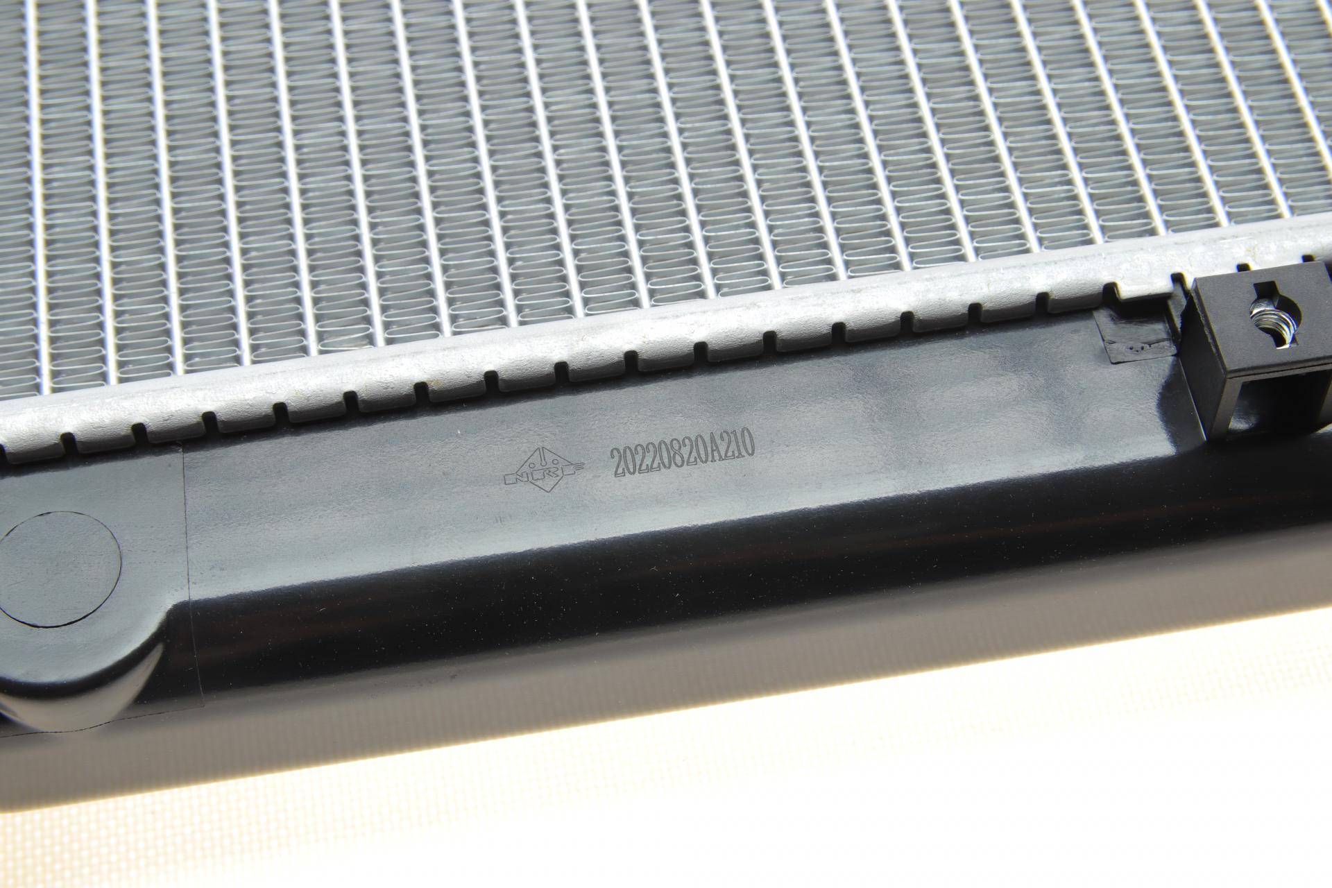 Радіатор охолодження Toyota Avensis 2.0 VVT-i 01-09