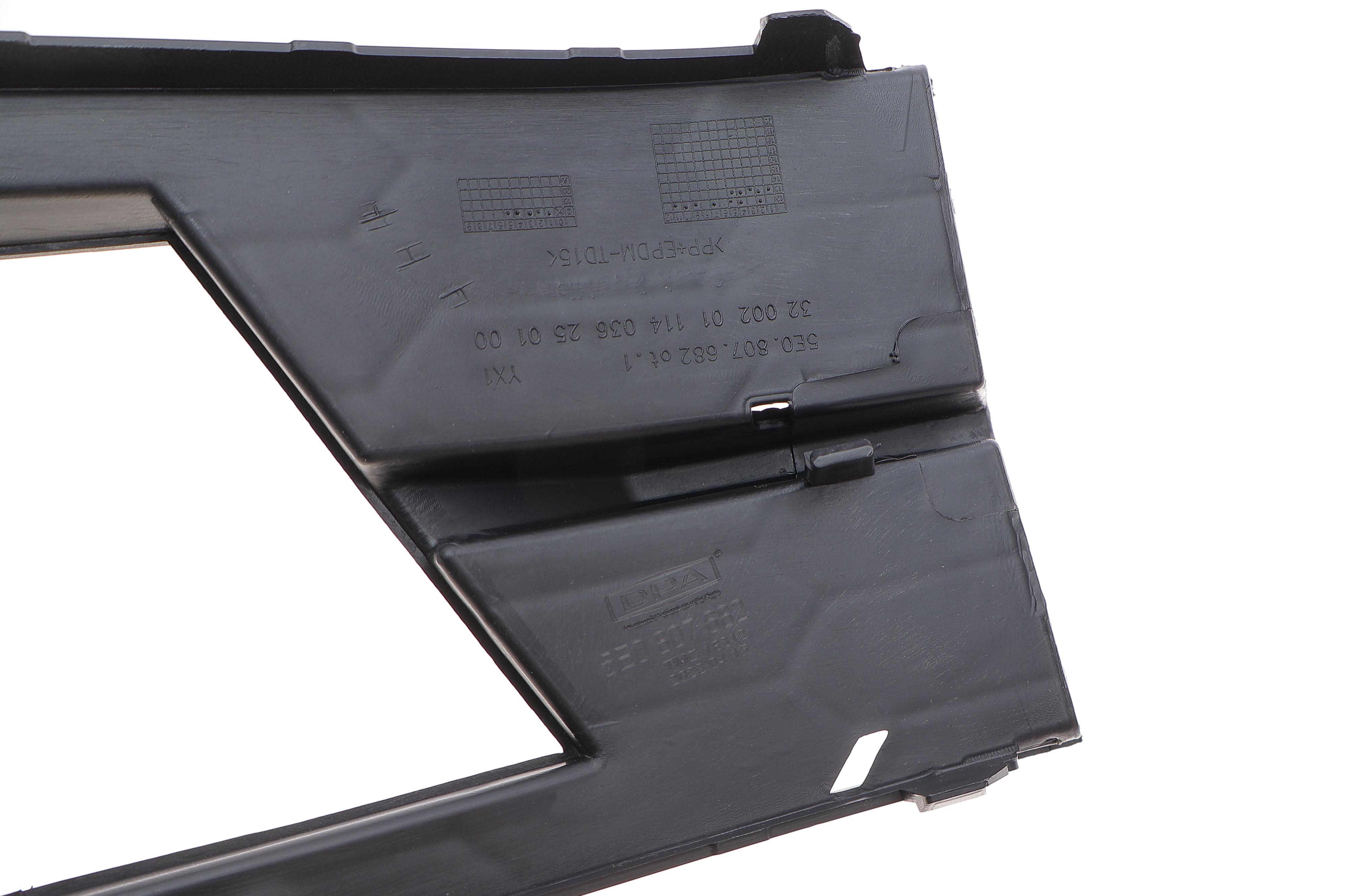 Вставка бампера (під протитуманку) Skoda Octavia III 12-20 (R)