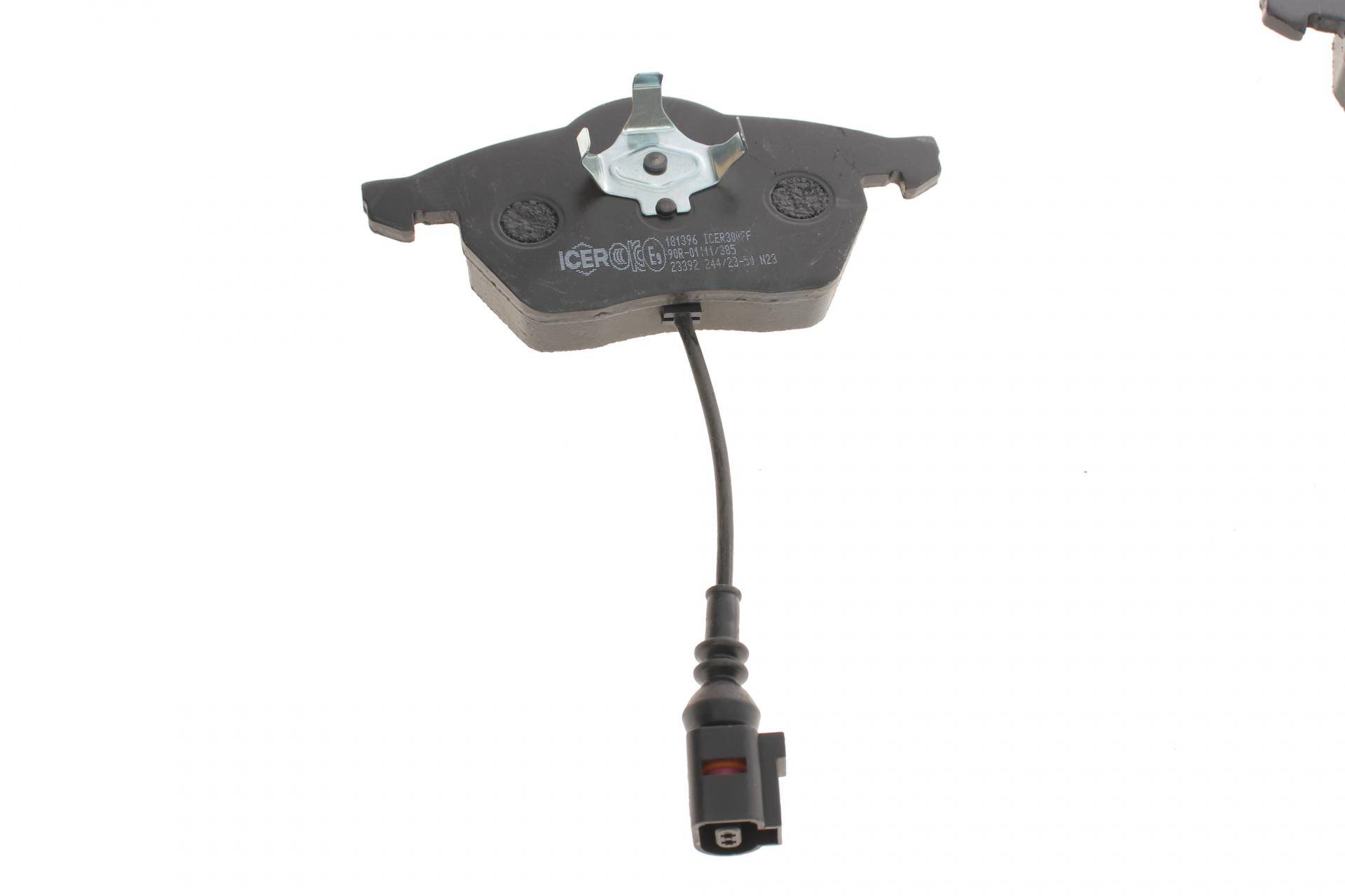 Колодки гальмівні (передні) Audi A3/TT/Seat Leon/Skoda Octavia/VW Golf 96-10/Polo 05-09 (+датчик)