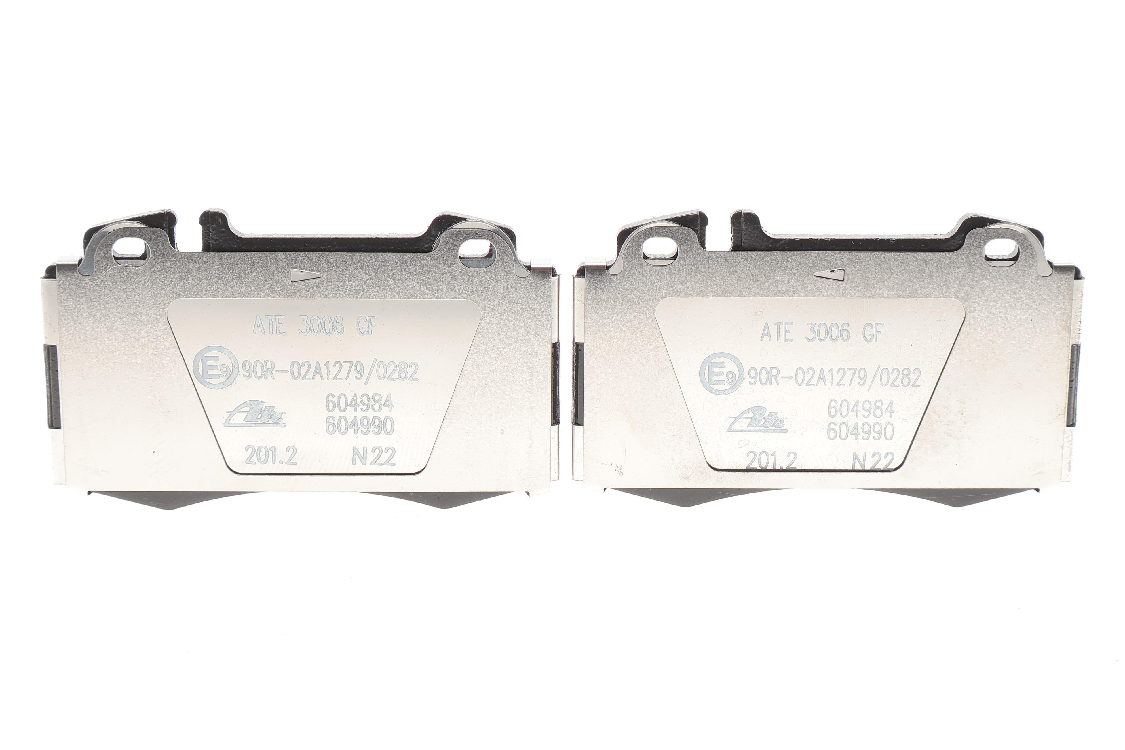 Колодки гальмівні (передні) MB C-class (W203)/E-class (W211) 00-09 (Brembo)