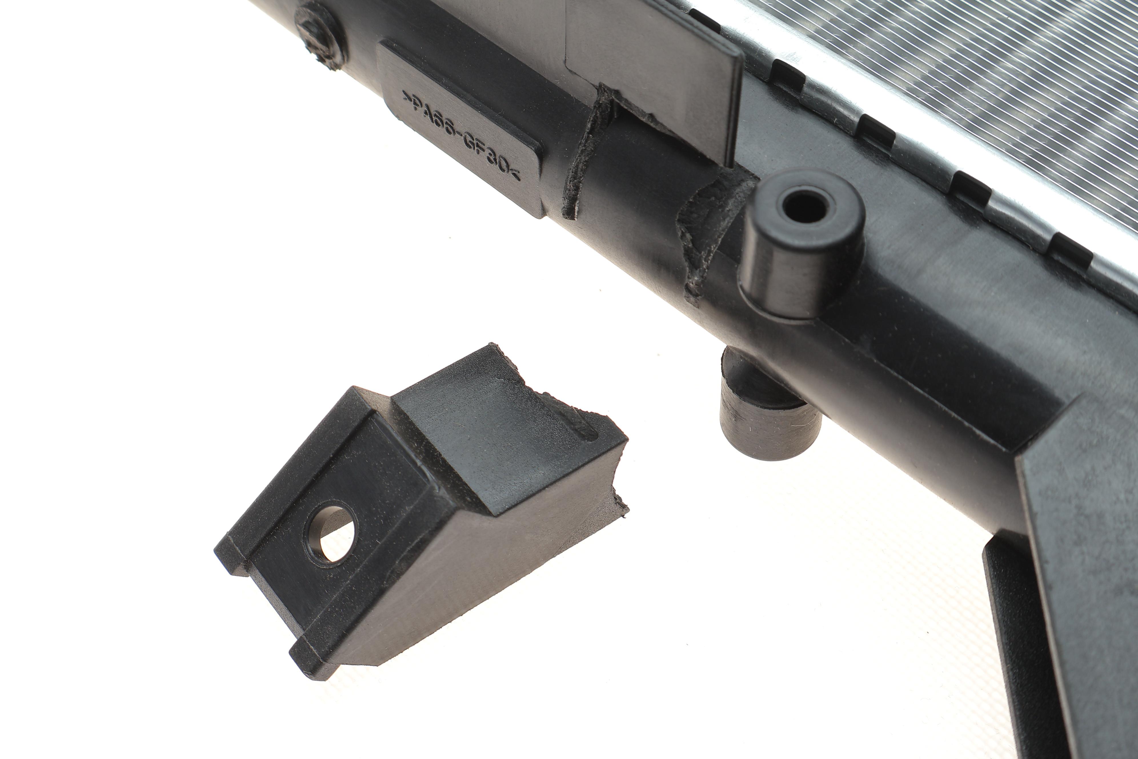 Радиатор охлаждения VW LT 2.5-2.8TDI 96-07(повреждено крепление)