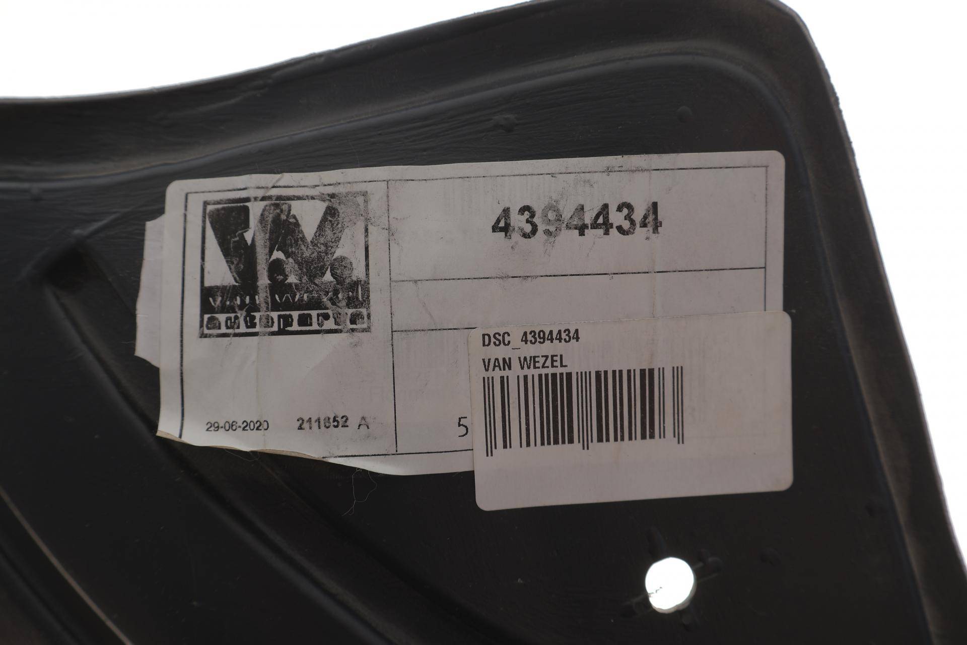 Підкрильник (передній/передня частина) Opel Vivaro/Renault Trafic 01- (R)(тріщина)