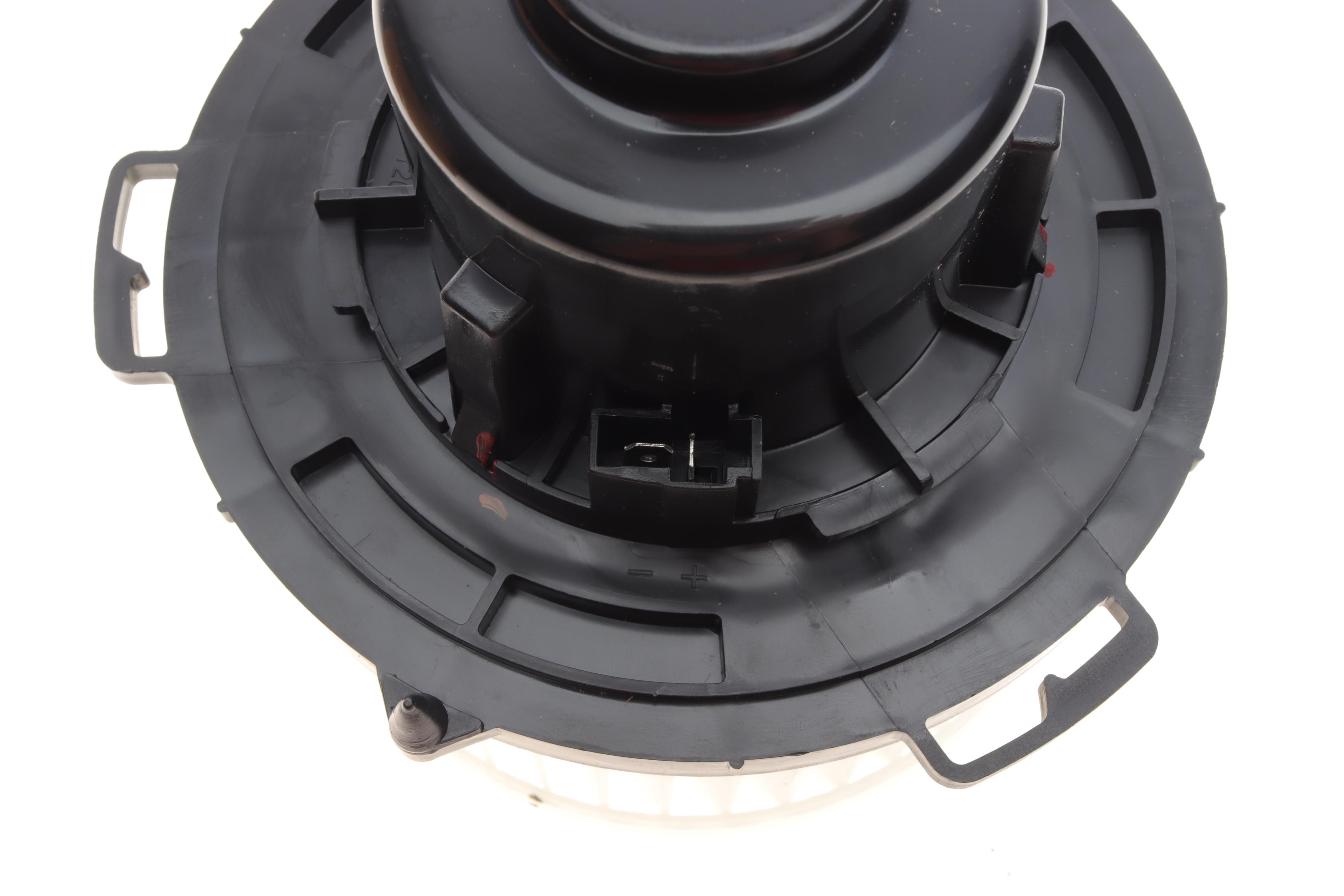 Моторчик пічки Mazda 3/5 1.3-2.0 03-