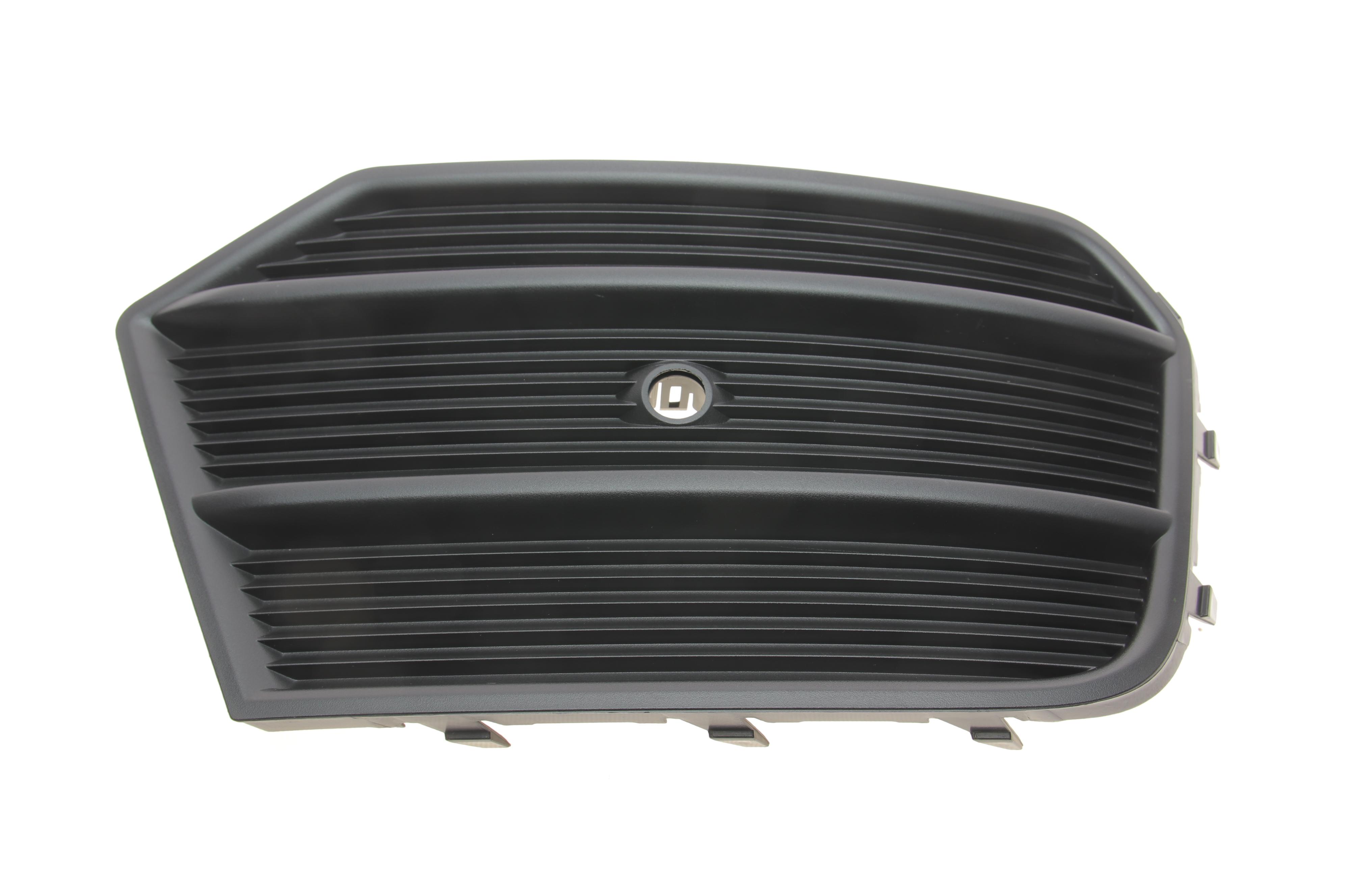 Вставка бампера (под противотуманку) Audi Q3 11-18 (R)