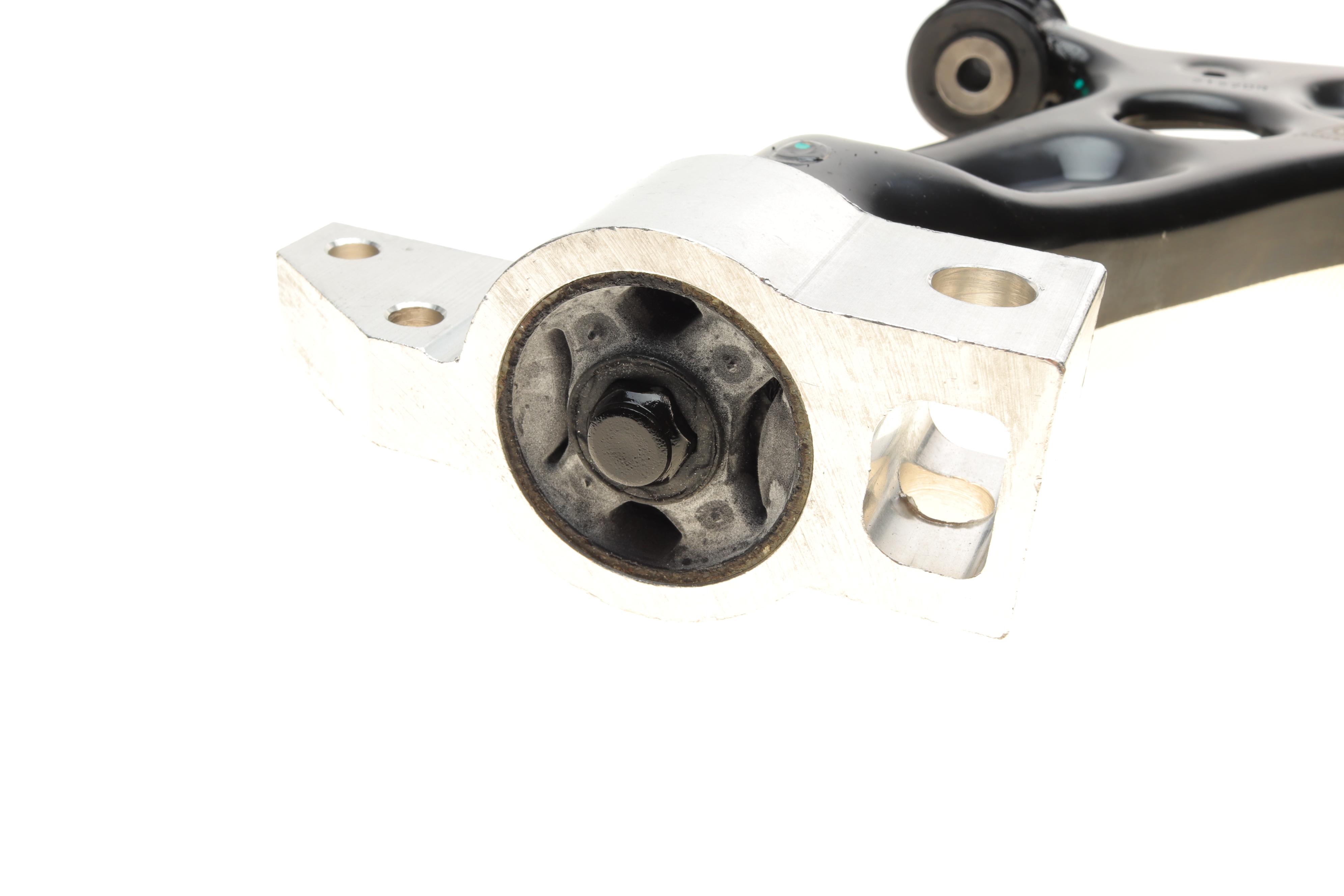 Важіль підвіски (передній/знизу) (R) VW Caddy/Golf/Touran/Skoda Octavia 03-