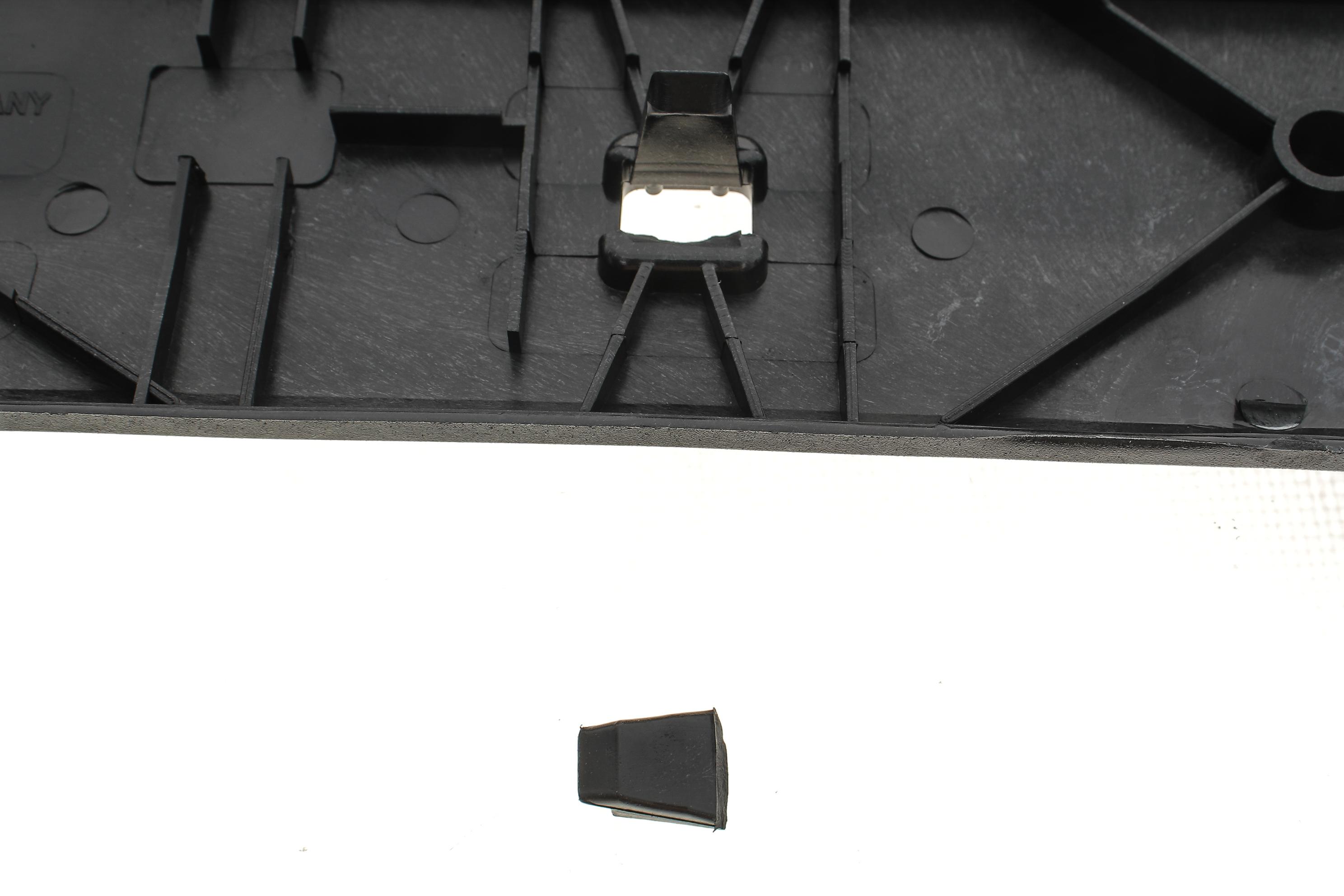 Планка двери (задней/нижняя) MB Sprinter/VW LT 96- (9017660119) (повреждены фиксаторы)