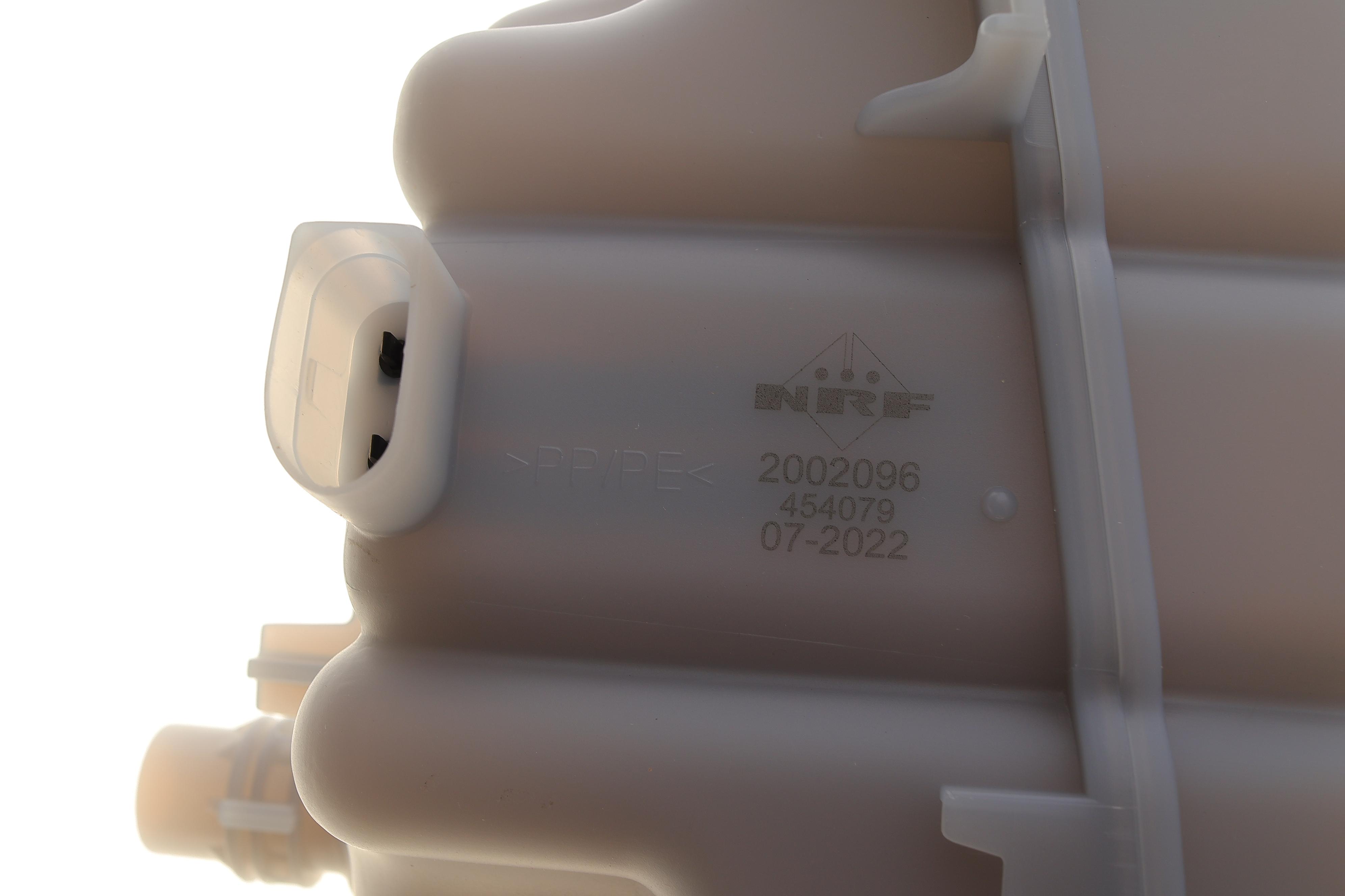 Бачок розширювальний Audi A6/A7/A8 10-18 (з кришкою) (з датчиком)