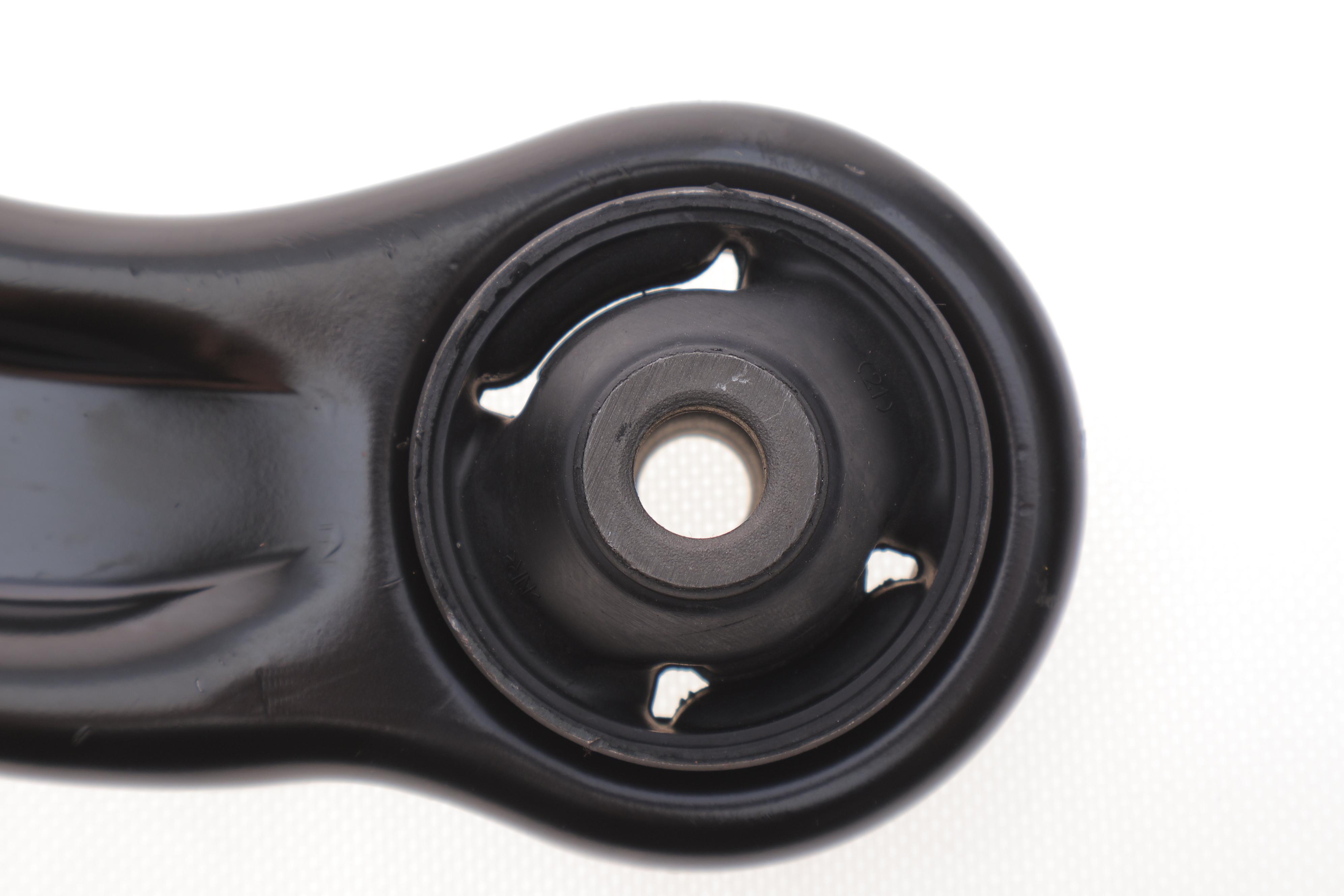 Важіль підвіски (передній) (R) Suzuki Grand Vitara 05-15