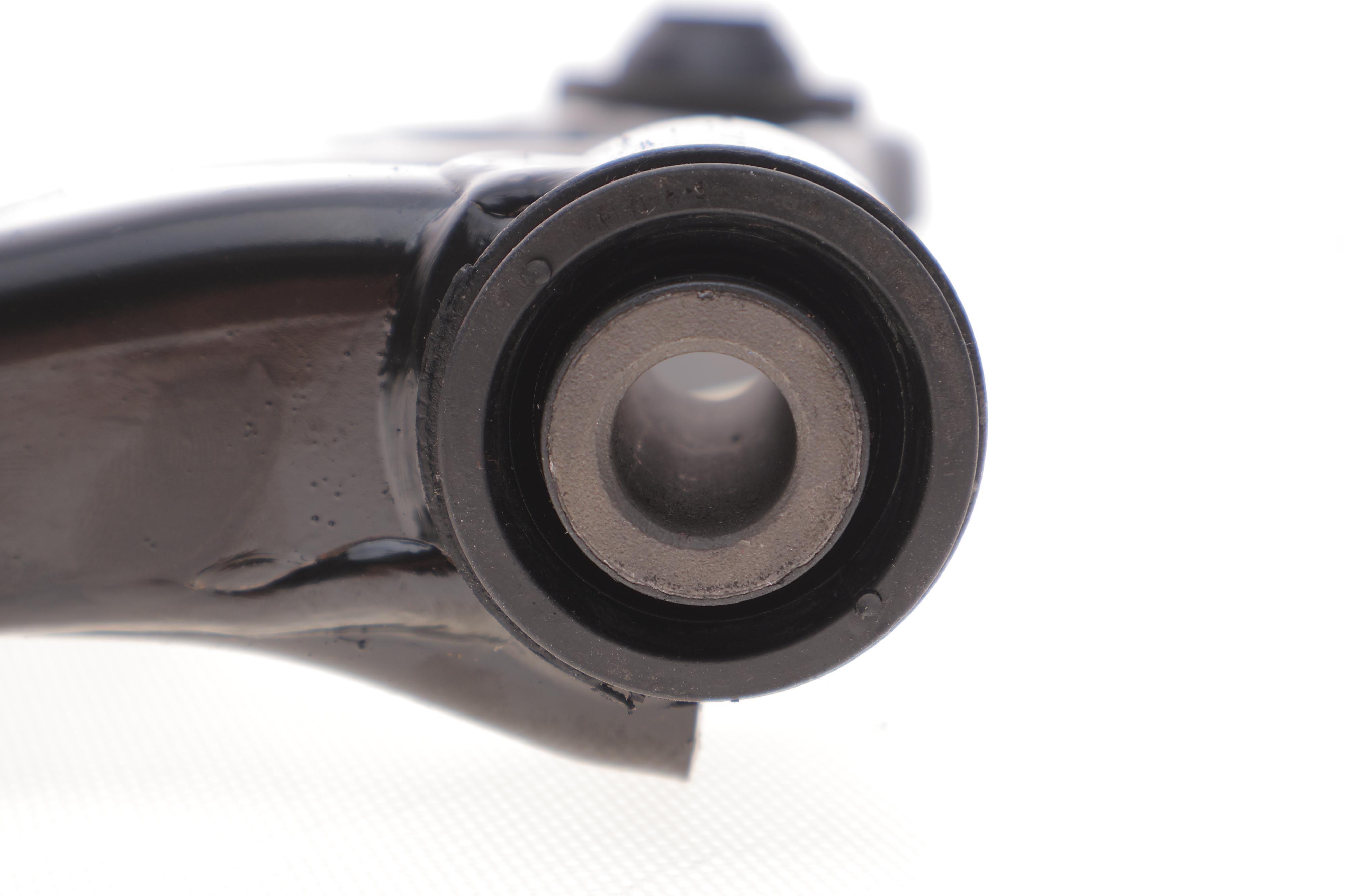 Важіль підвіски (передній) (R) Suzuki Grand Vitara 05-15