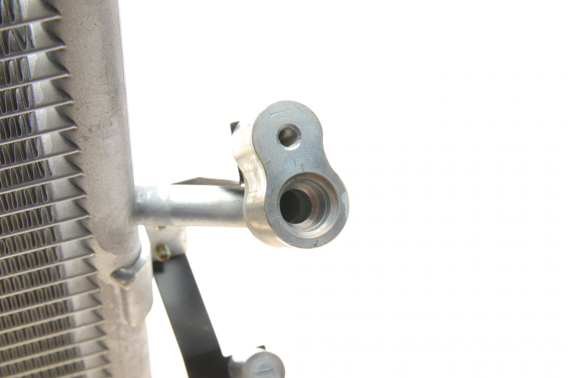 Радіатор кондиціонера (з осушувачем) Mitsubishi Outlander 2.0/2.4 02-06