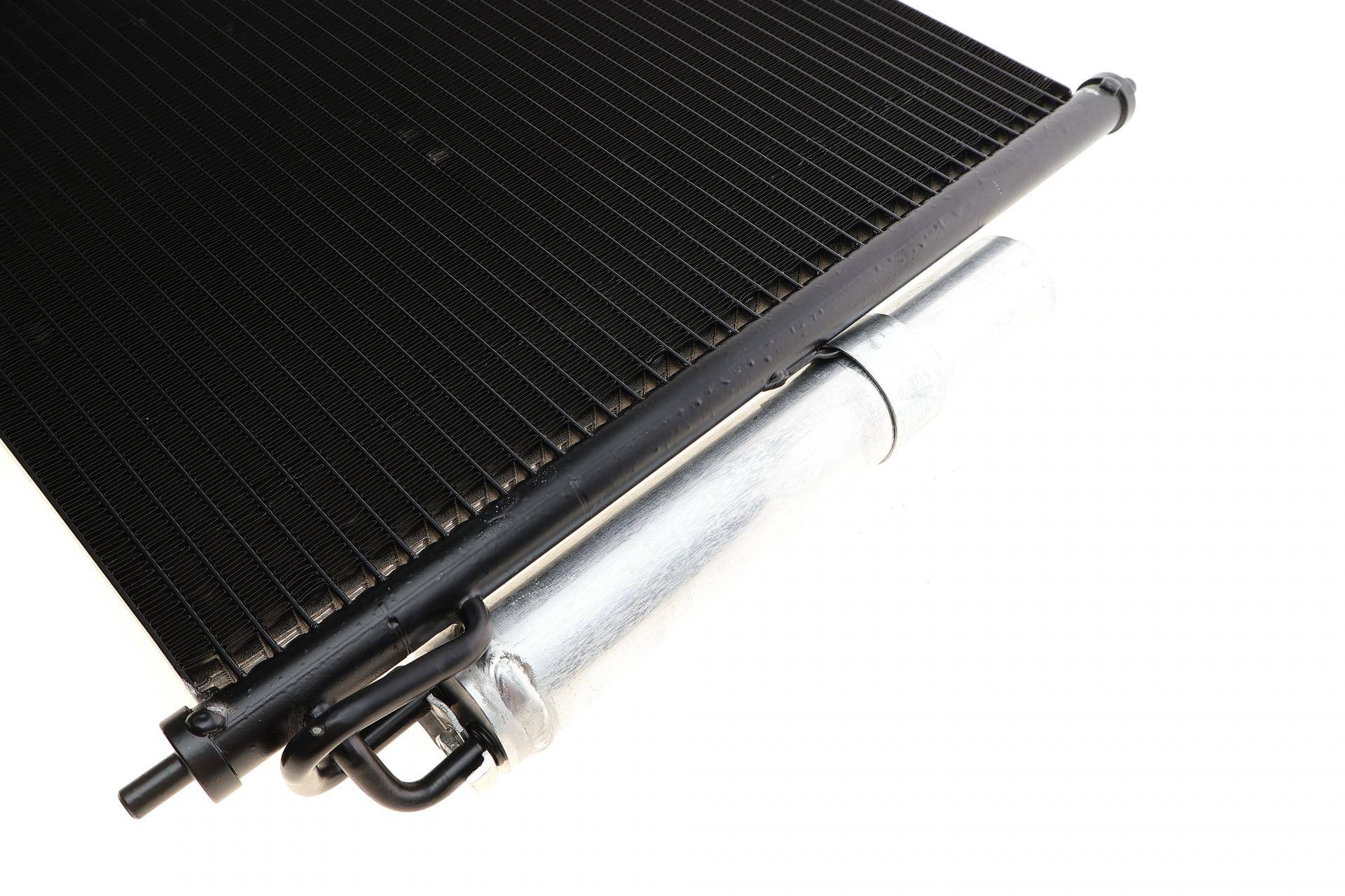 Радіатор кондиціонера (з осушувачем) Nissan X-Trail 2.0/2,5/2,2D 01-13