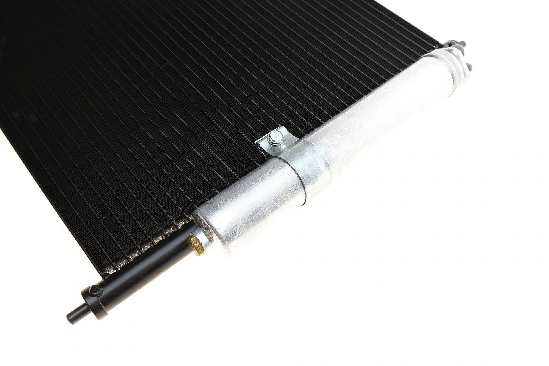 Радіатор кондиціонера (з осушувачем) Nissan X-Trail 2.0/2,5/2,2D 01-13