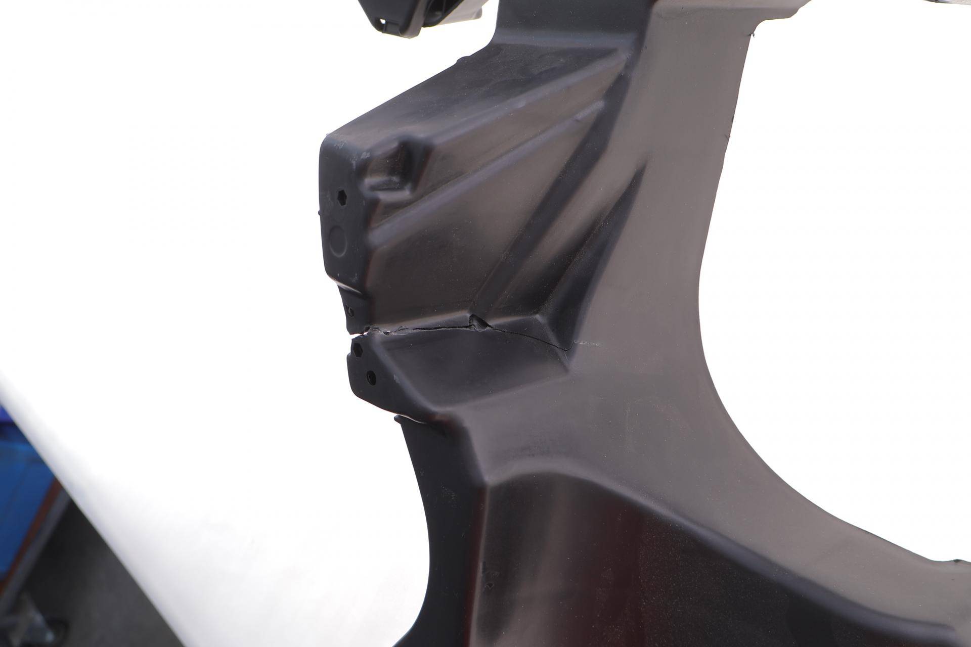 Панель передня (телевізор) VW T5/T6 09- (тріщина на корпусі)