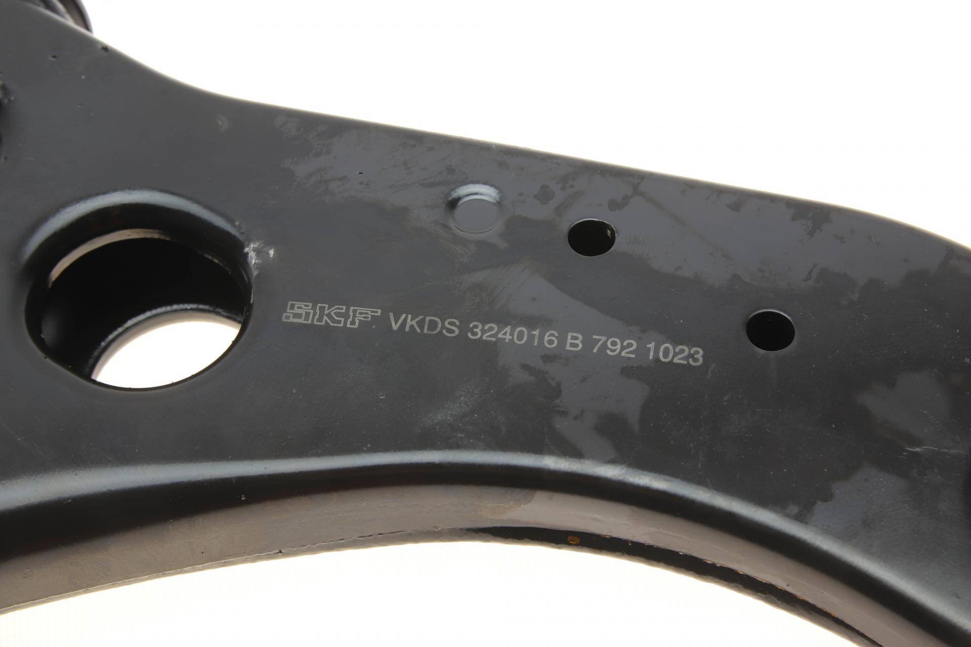 Важіль підвіски (передній/знизу) (R) Ford Focus III/C-Max II/Grand C-Max 10- (з кульовою)