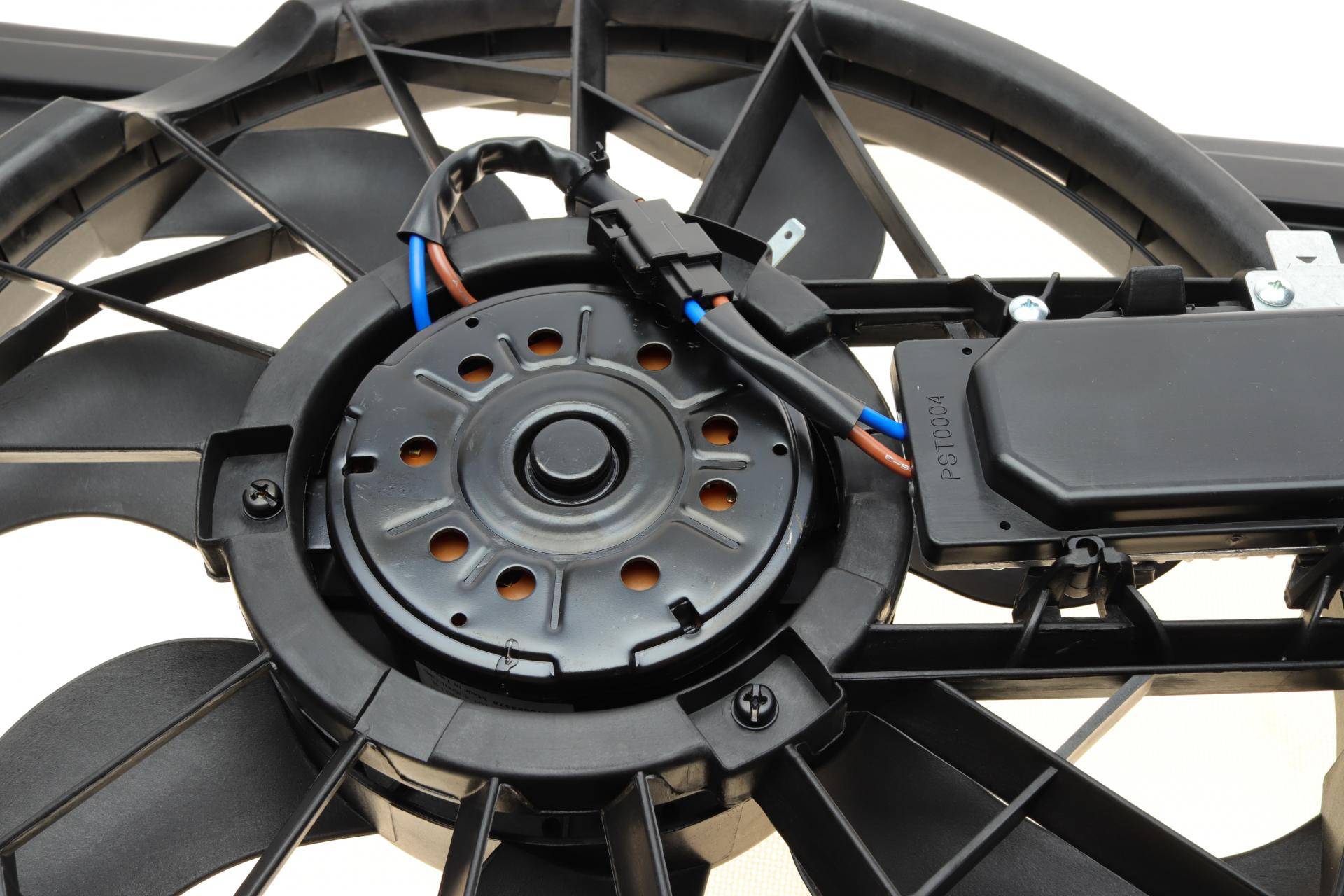 Вентилятор радіатора Ford Focus 1.4/1.6 04-12/Mazda 1.3/1.6 03-09 (з дифузором)